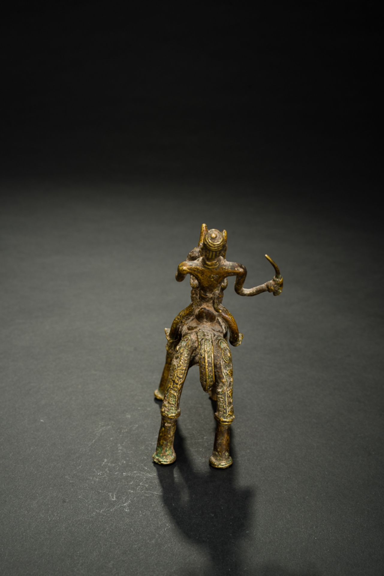 BEWAFFNETER REITER
Bronze. Indien, Bastar, 19th - 20th cent.Diese Schutz- oder Wächtergottheit ist - Image 6 of 10