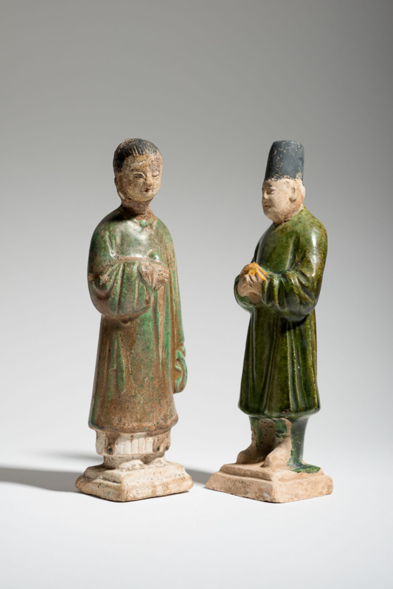 DAME UND HERR AUS EINEM GEFOLGE
Glasierte Keramik. China, Ming bis QingZwei kleine auf quadratischen - Image 3 of 4