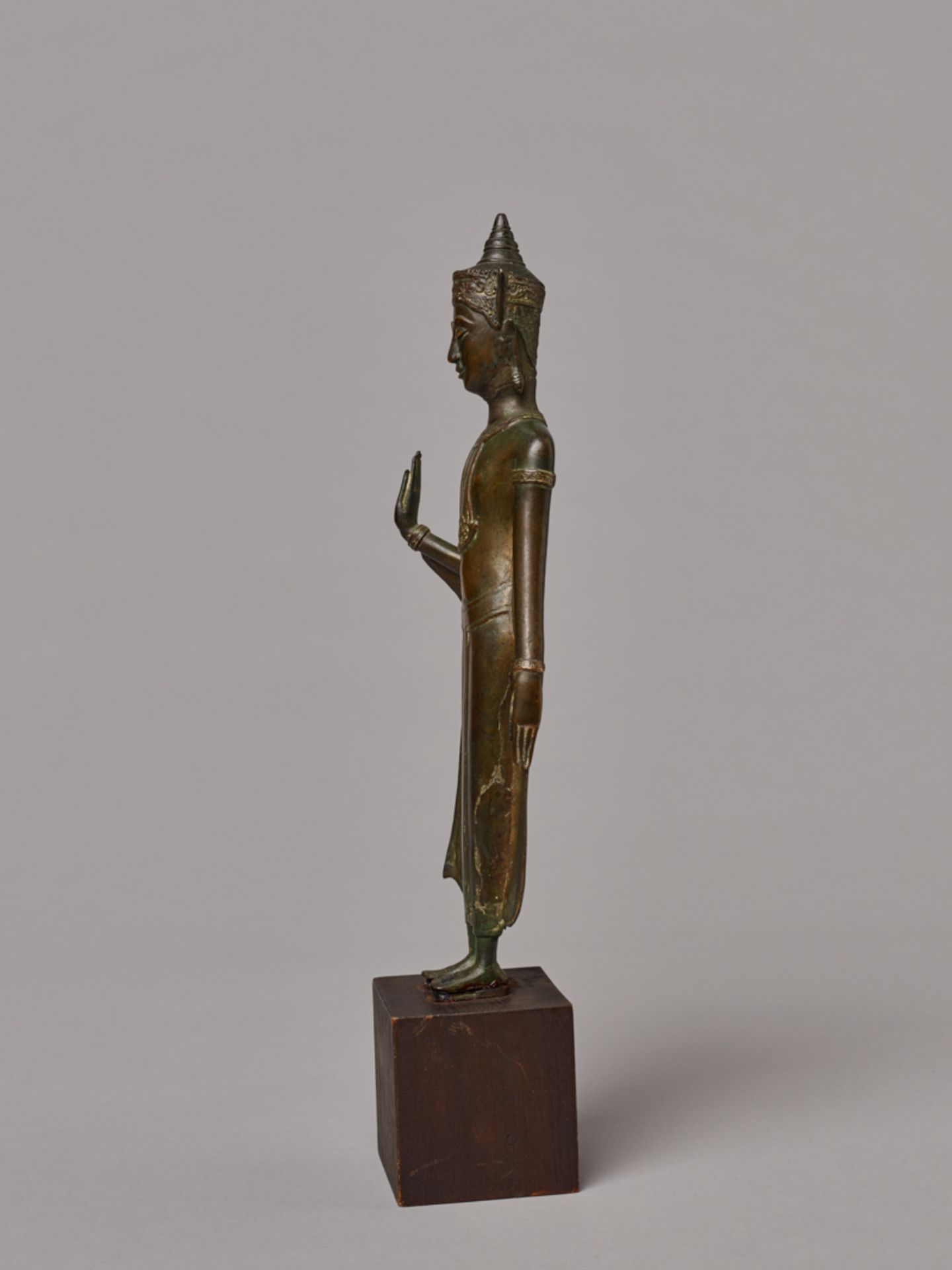 STEHENDER GEKRÖNTER BUDDHA
Gelbe Bronze. Thailand, Königreich Ayutthya, ca. 17. Jh.Eine fein - Image 4 of 5