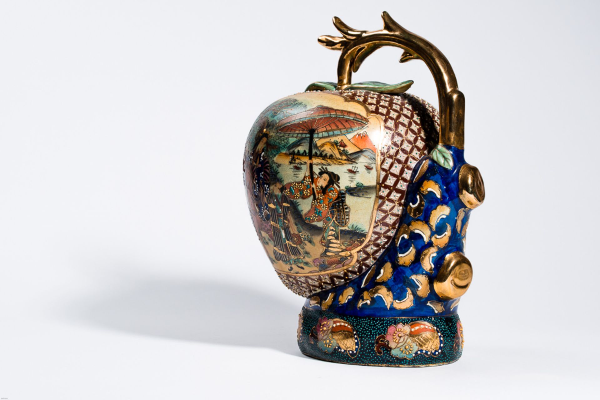 GROSSER LANGLEBENS-PFIRSICH MIT GOTTHEIT
In der Art der japan. Satsuma-Keramik mit Gold. ChinaEine - Bild 3 aus 8