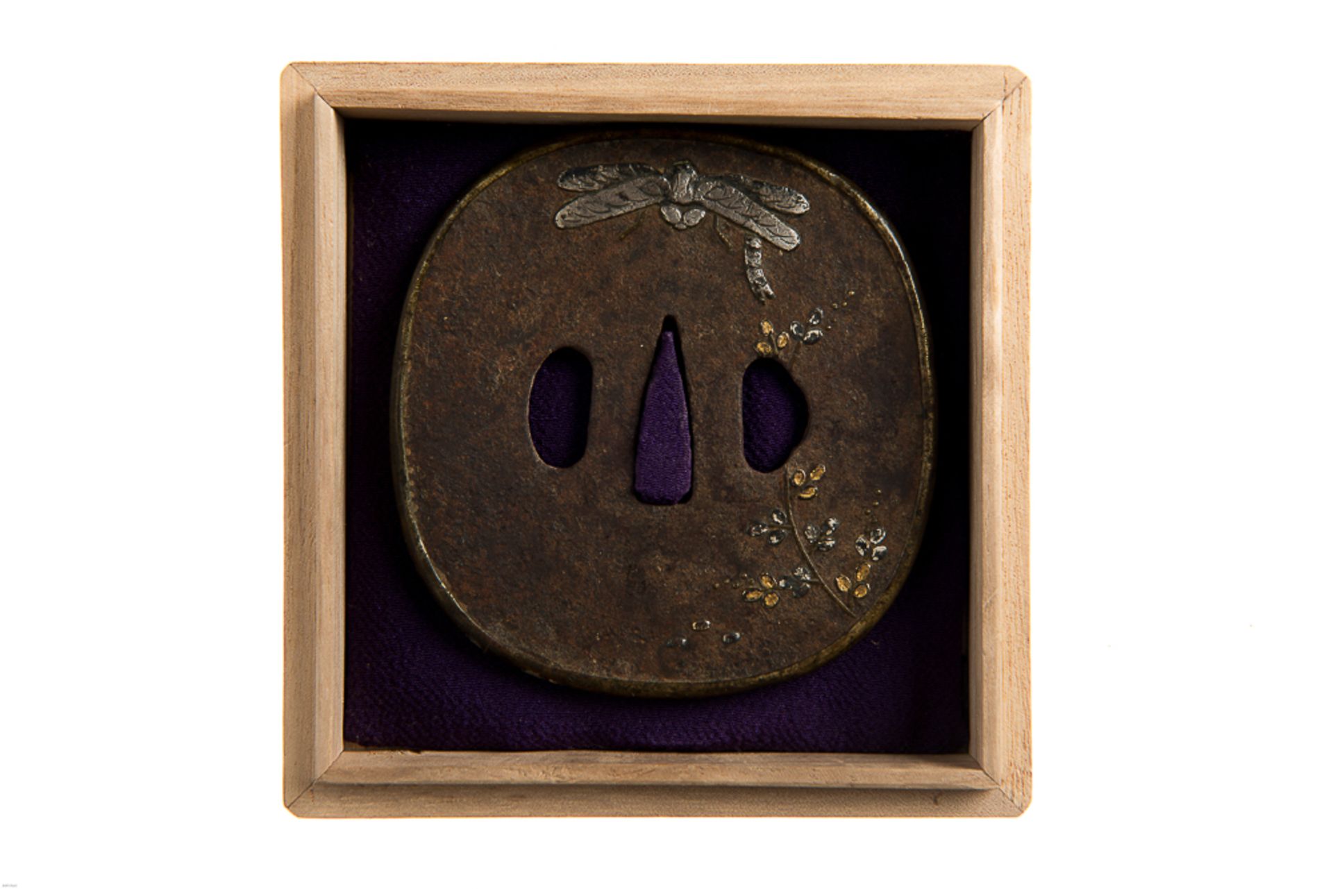 TSUBA MIT LIBELLE
Eisen und Iroezogan. Japan, 19. Jh.Runde Form mit erhabenem Rand, beide Hitsu - Image 3 of 3