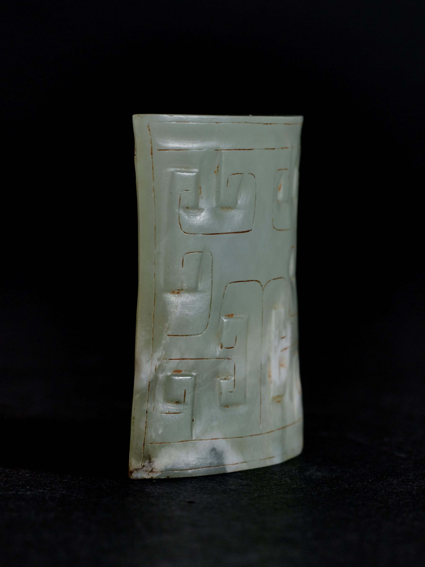 SCHWERTZWINGE
Jade. China, Westliche Han, 3. bis 2. Jh. vorDie Form ist ein Trapez mit konkav - Image 4 of 5