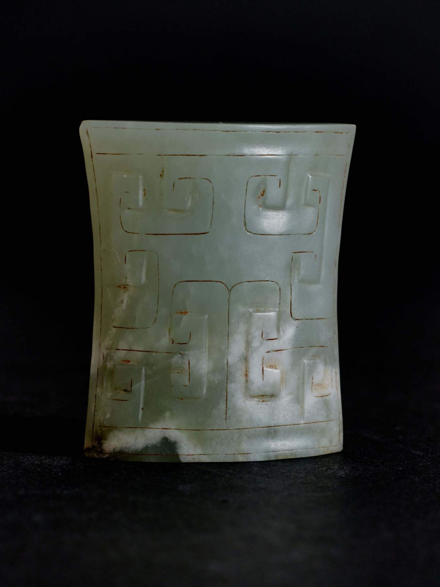 SCHWERTZWINGE
Jade. China, Westliche Han, 3. bis 2. Jh. vorDie Form ist ein Trapez mit konkav - Image 2 of 5