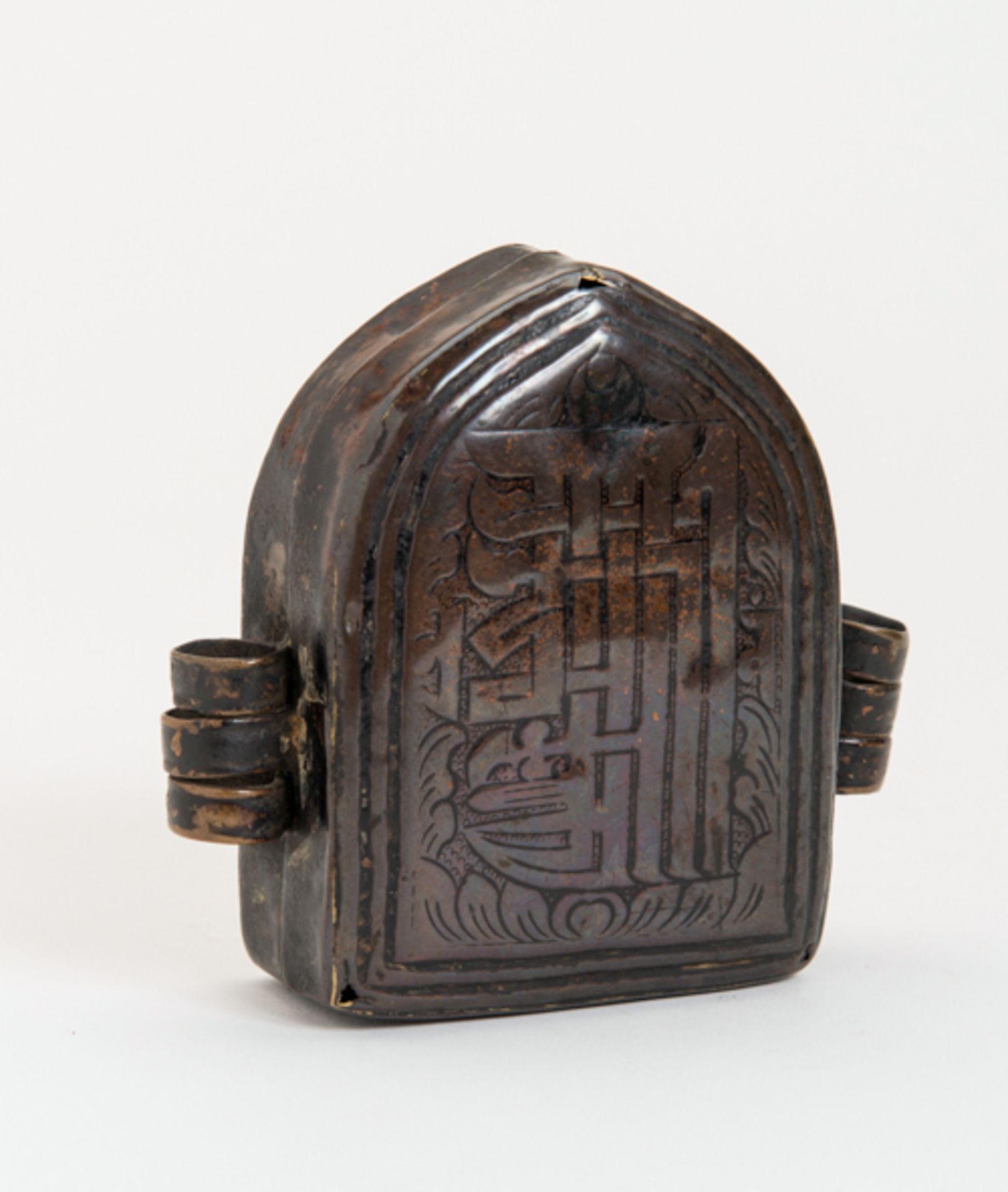 REISEGAU
Kupferbronze. Tibet, 19. Jh.Ein Amulett-Behälter Gau, der auf Reisen mitgenommen wurde