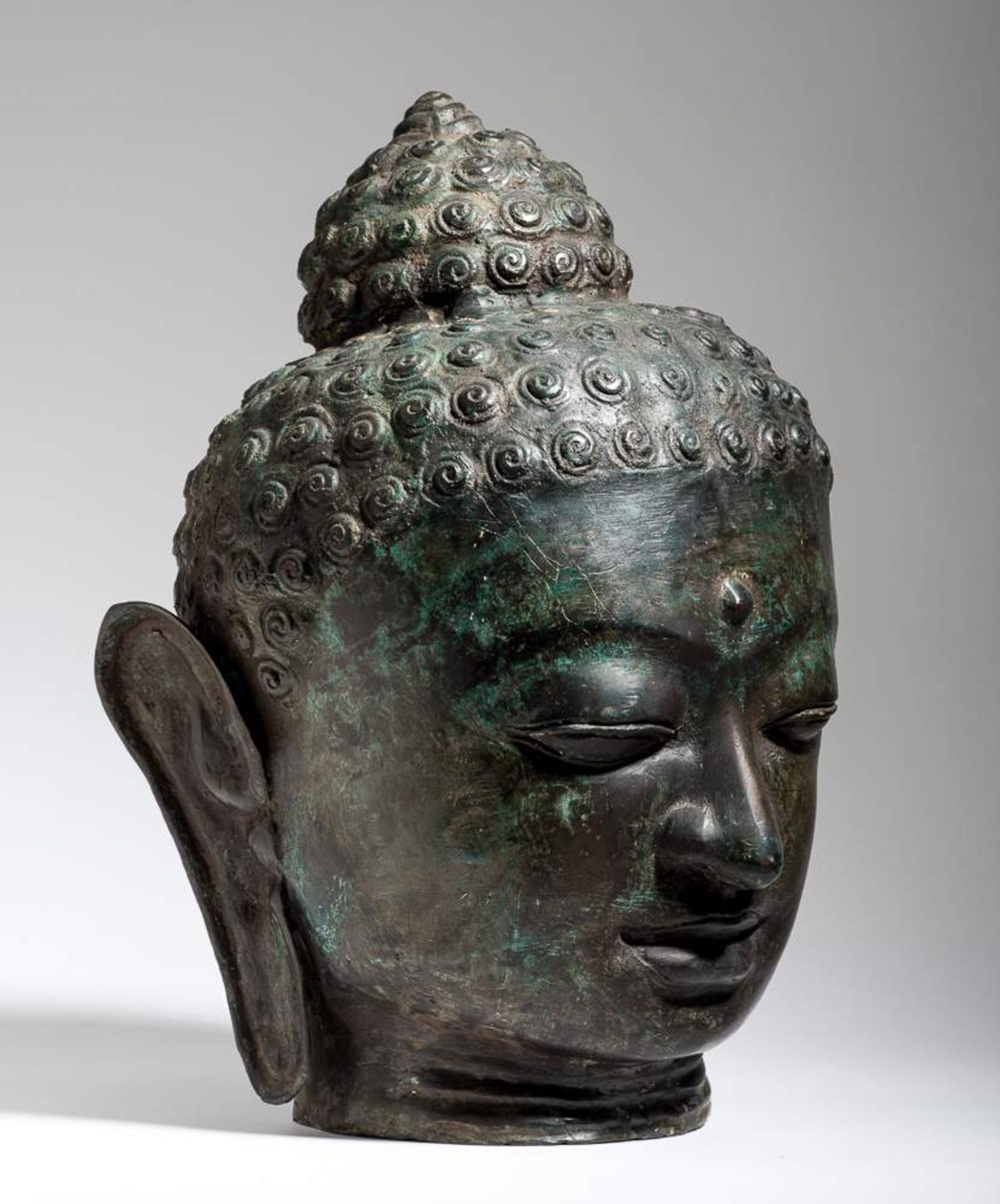 KOPF EINES BUDDHA IM KLASSISCHEN STIL
Bronze. Thailand, 20. Jh.Das Gesicht mit einem schönen - Image 2 of 4