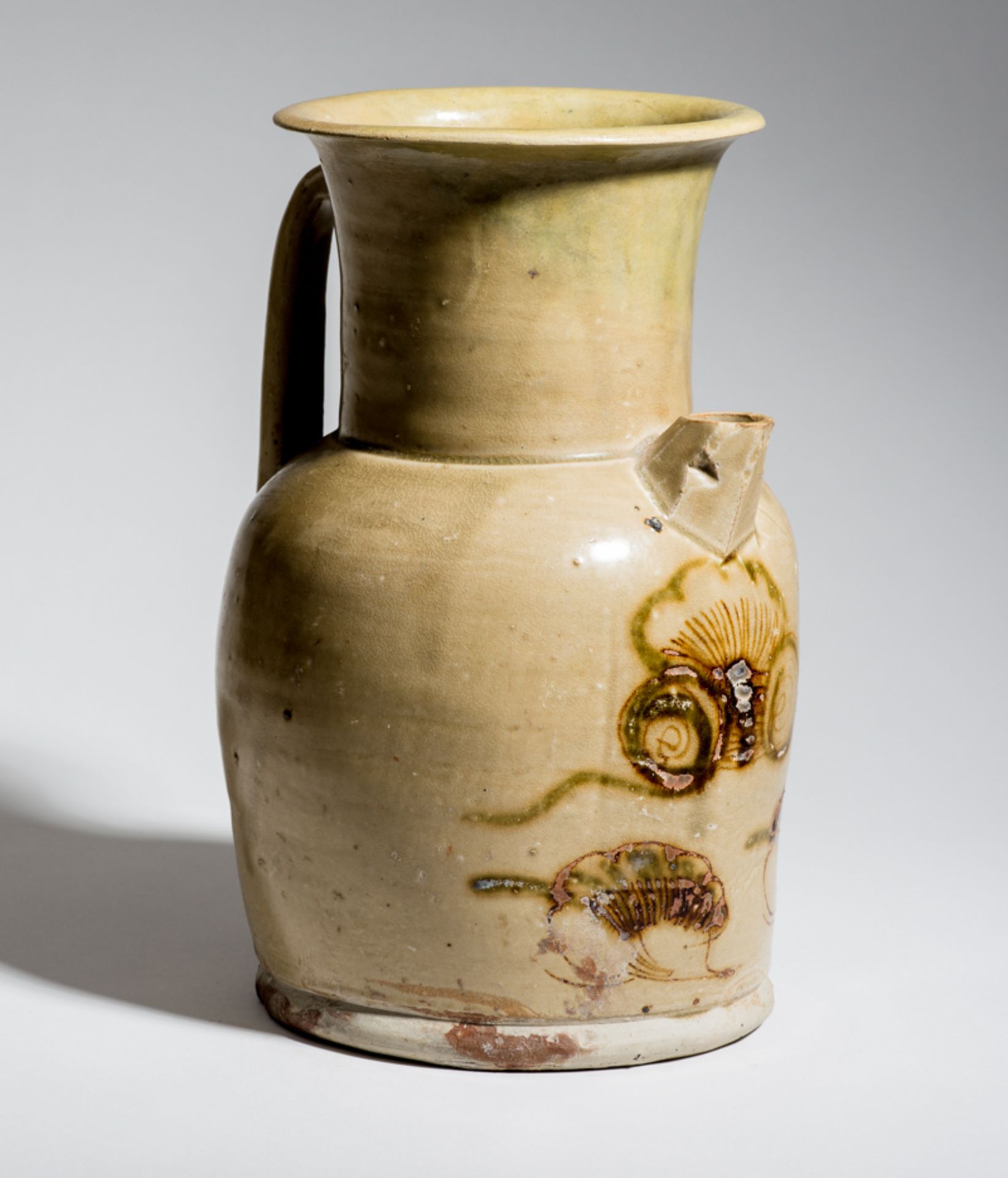 SELTENER WEINKRUG
Changsha-Keramik. China, Tang-Dynastie, ca. 9. bis 10. Jh.Eine attraktive, große
