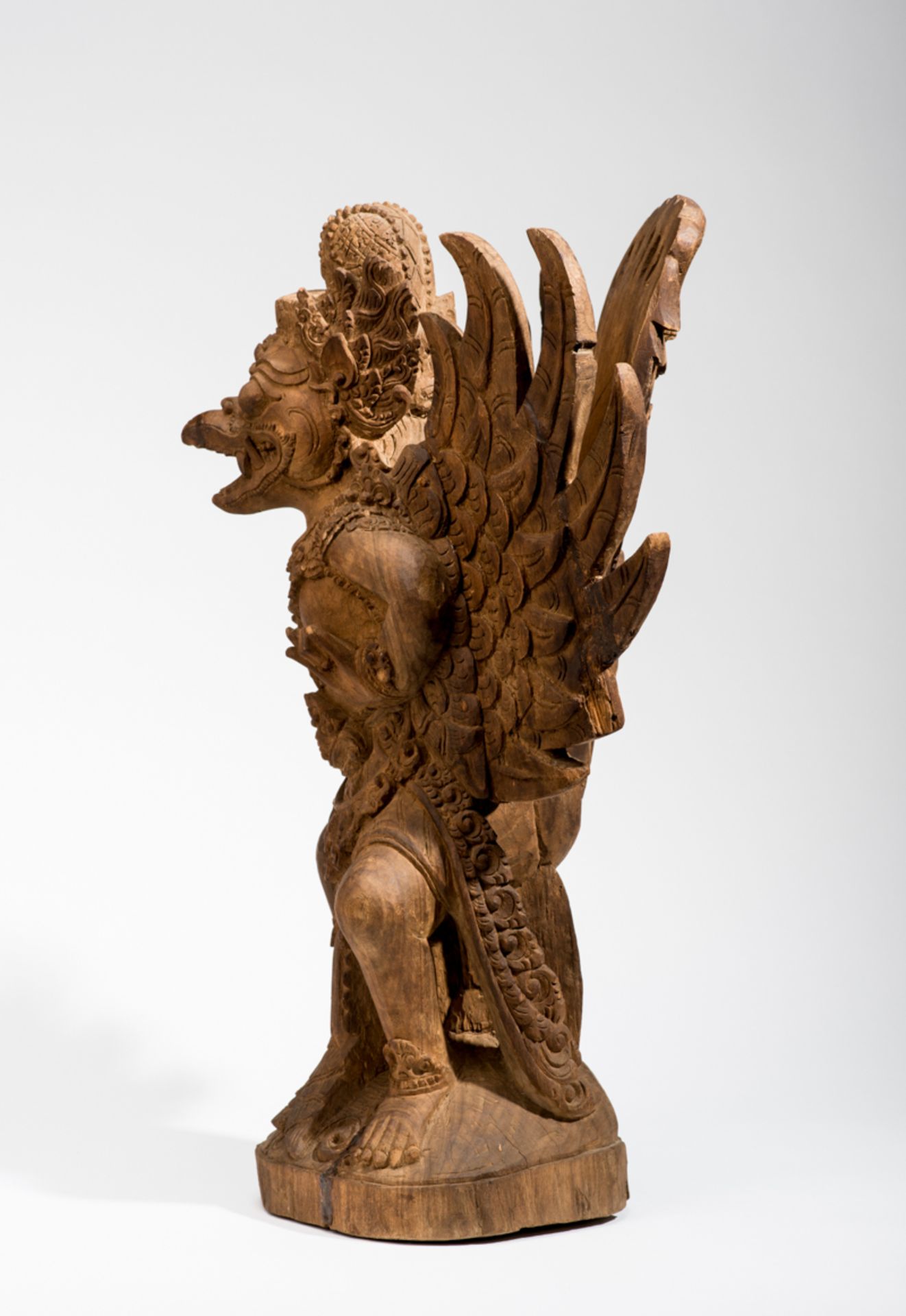 DER FABELVOGEL GARUDA
Holz. Indonesien, 1. Hälfte 20. Jh.Skulptural von phantastischer Wirkung und - Image 5 of 7