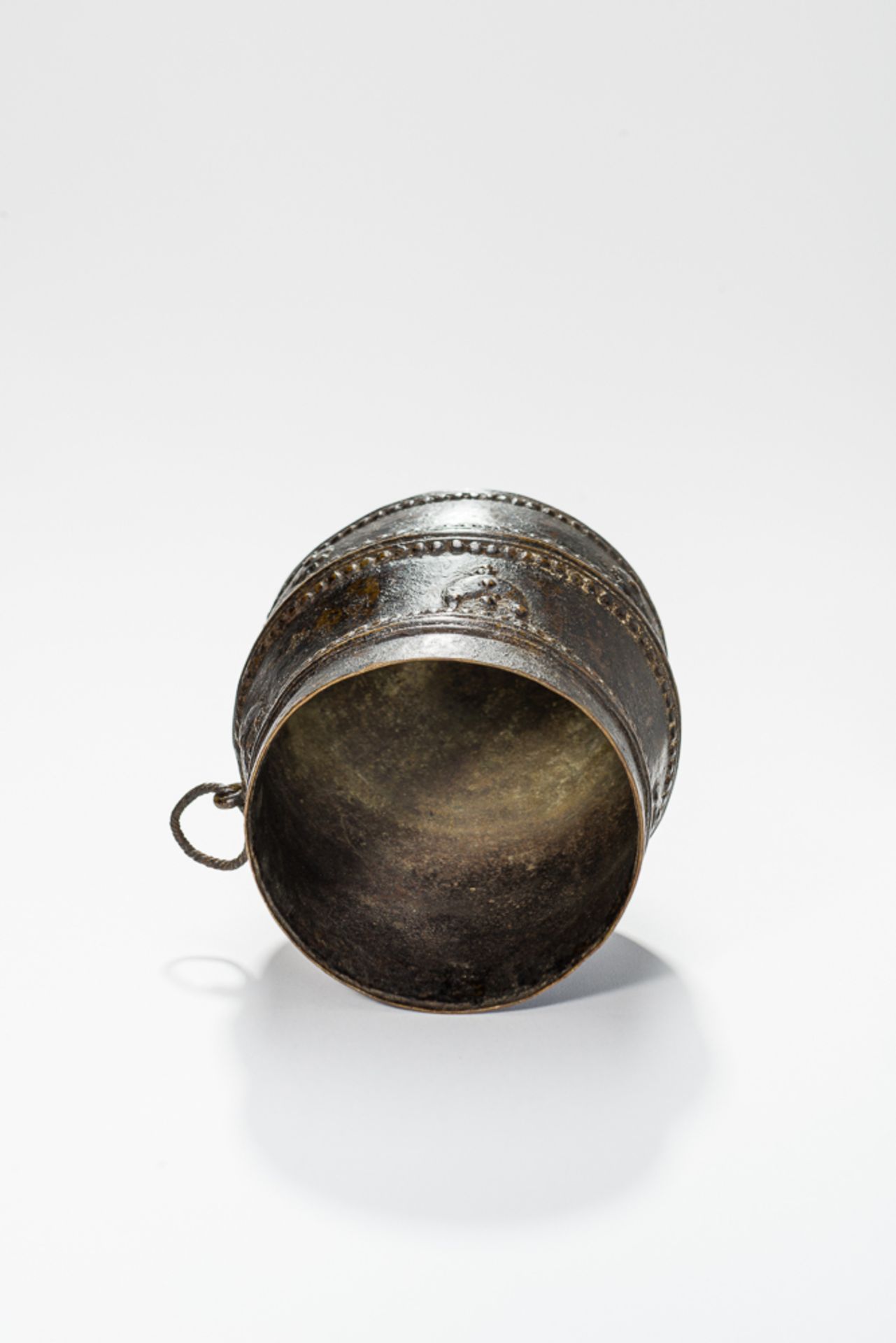 BECHER
Bronze. Indien, Bastar, 19th - 20th Cent.Dieses seltene Beispiel diente zum Abmessen der - Image 5 of 5