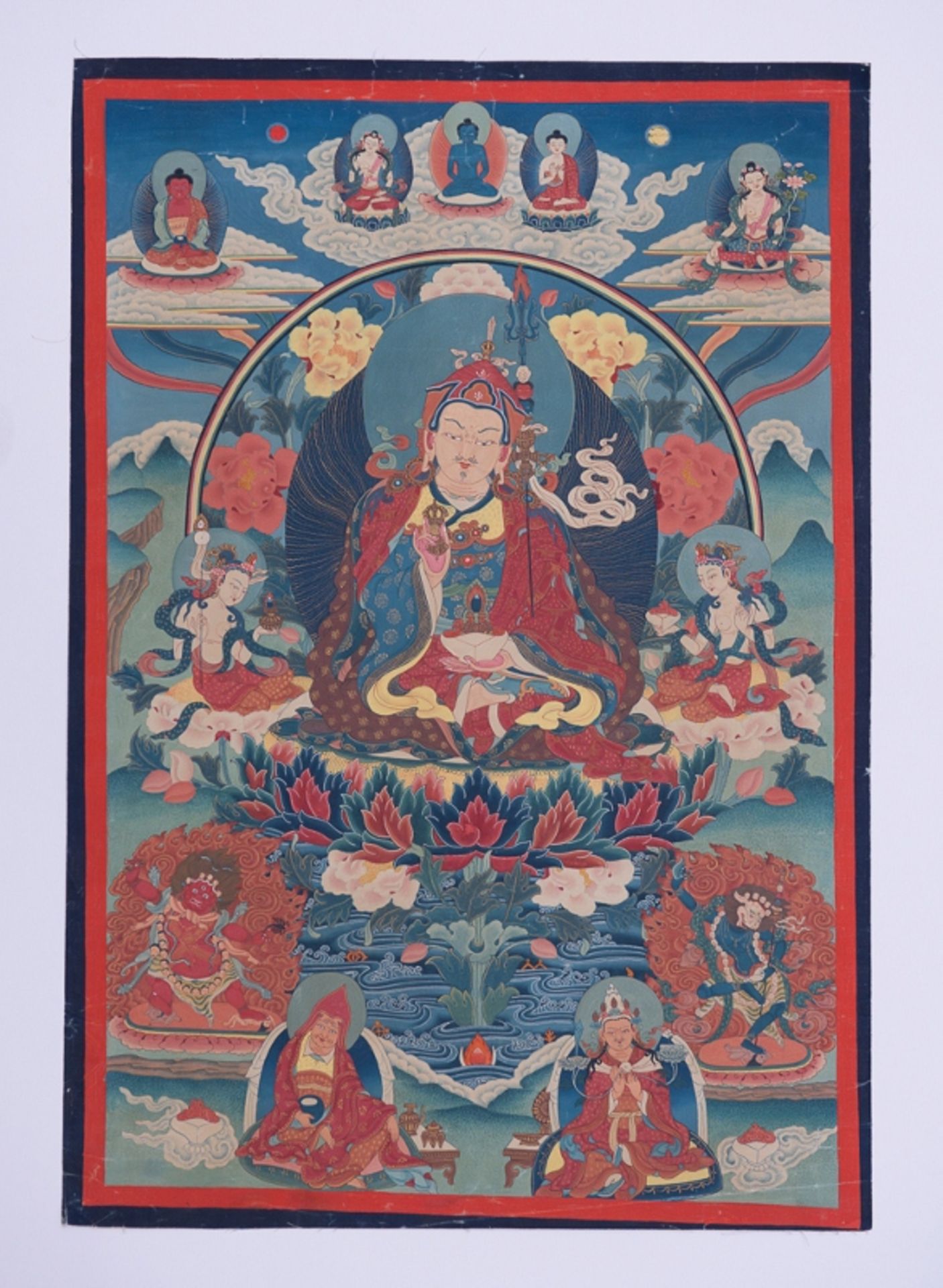 DER TANTRISCHE MEISTER PADMASAMBHAVA
Thangka-Malerei auf Gewebe. Indotibetisch, 20. Jh.Im Zentrum