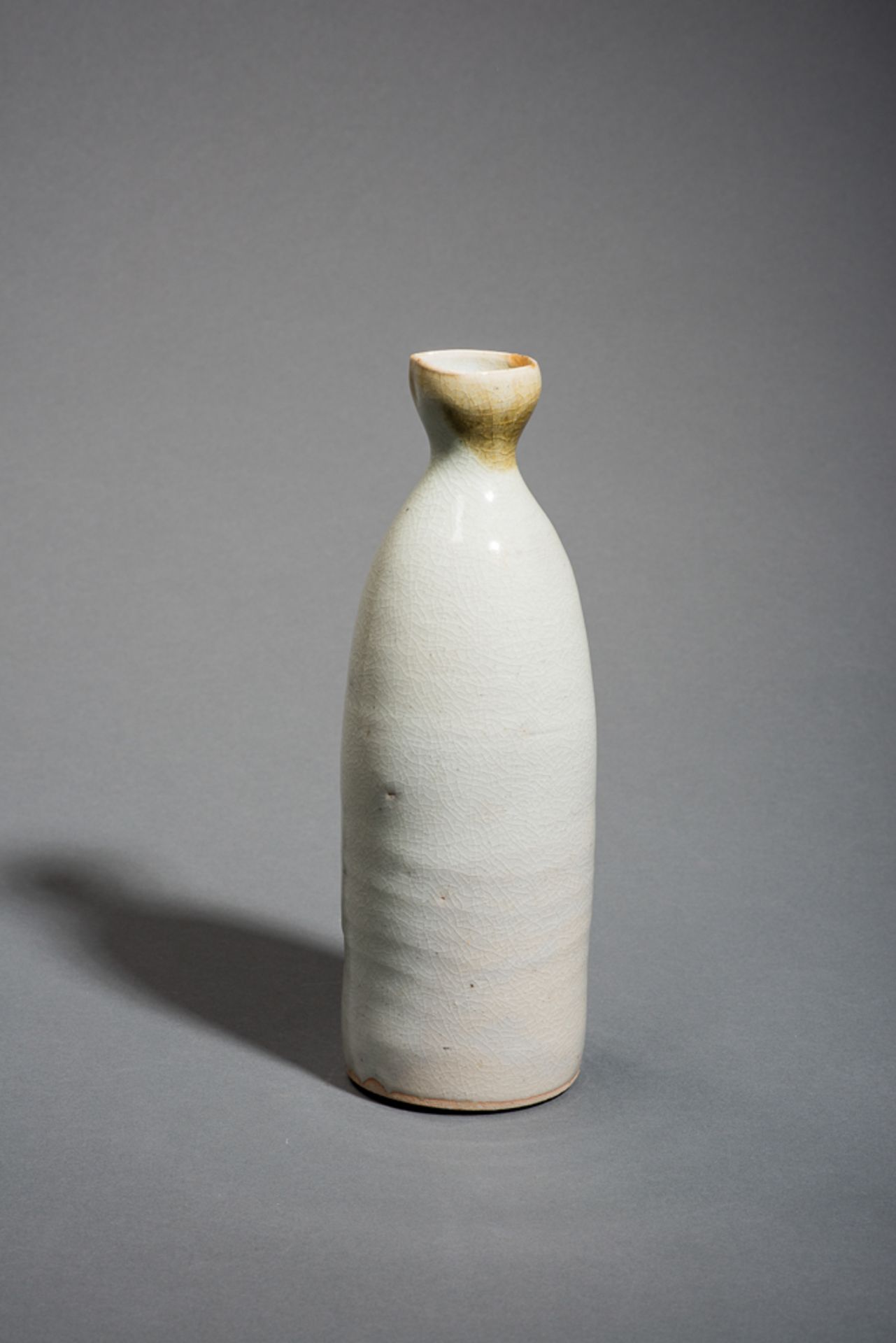 SAKEFLASCHE 
Keramik. Japan, 19./ 20. Jh.Glasiert in Beige mit Craquelé. Auf einer Seite Blütendekor - Bild 3 aus 5