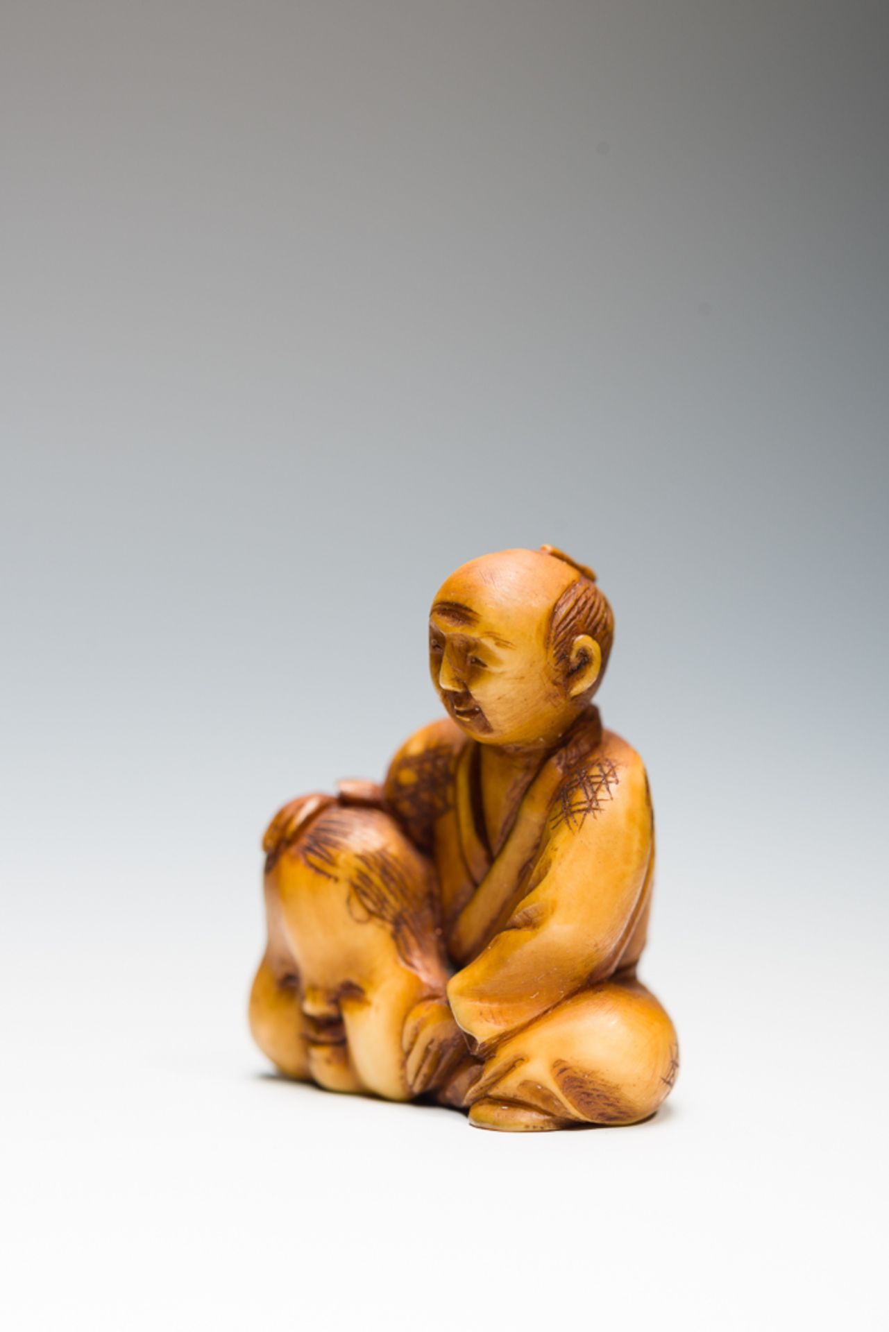 MANN MIT MASKE DER OKAME
Netsuke, Elfenbein. Japan, Meiji-Zeit bis danachDie Shinto-Göttin Okame ( - Image 3 of 6