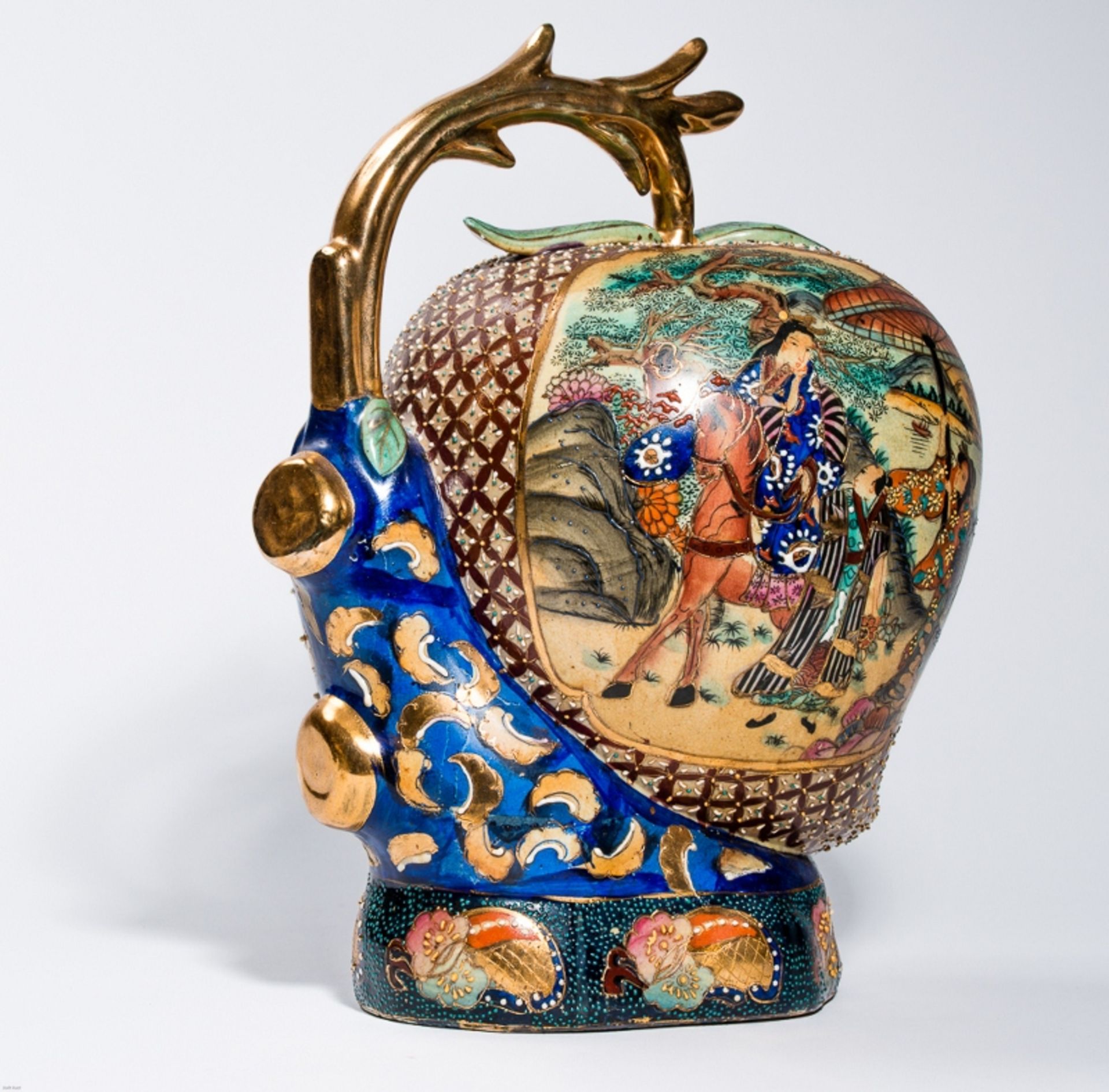 GROSSER LANGLEBENS-PFIRSICH MIT GOTTHEIT
In der Art der japan. Satsuma-Keramik mit Gold. ChinaEine - Bild 5 aus 8