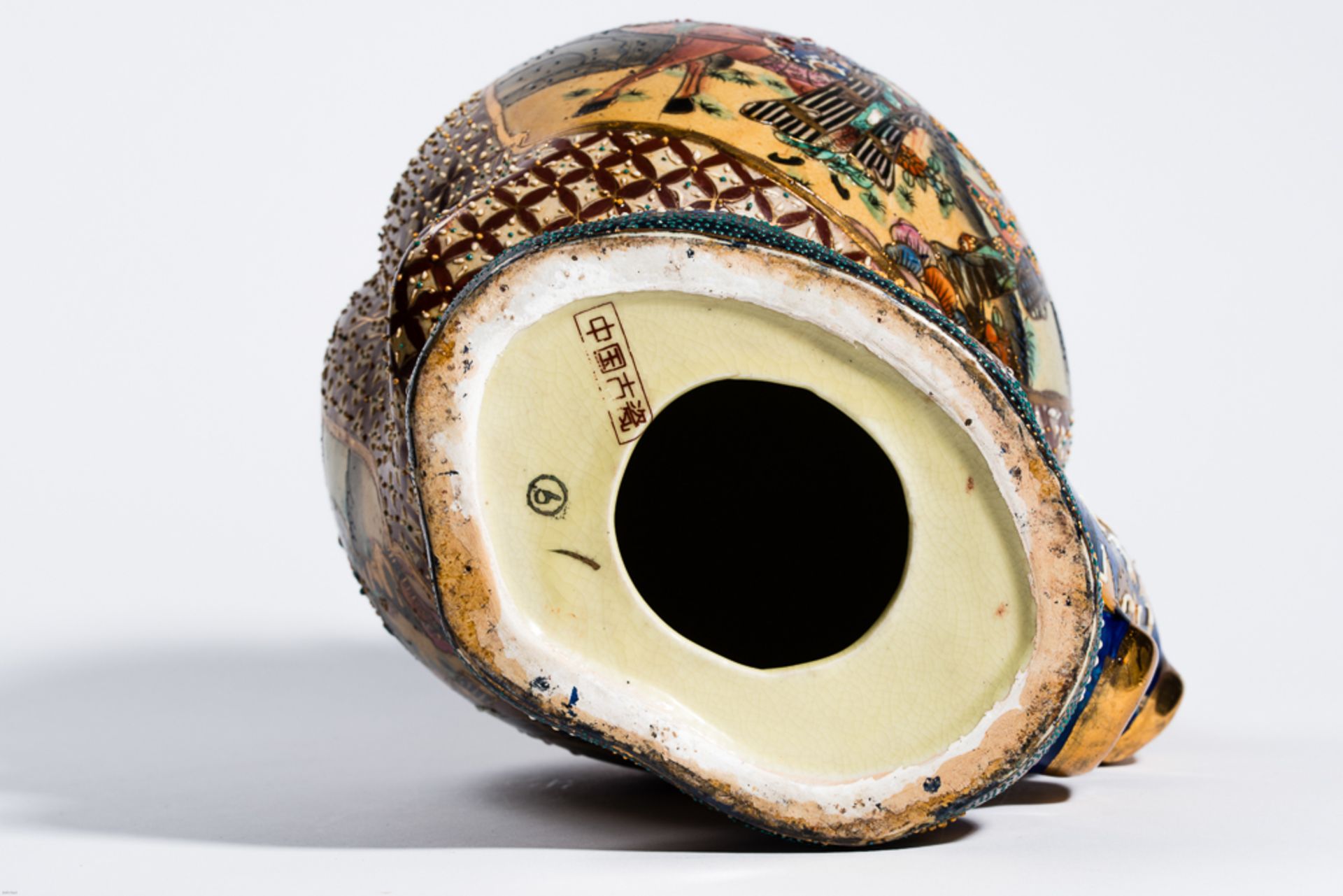 GROSSER LANGLEBENS-PFIRSICH MIT GOTTHEIT
In der Art der japan. Satsuma-Keramik mit Gold. ChinaEine - Bild 7 aus 8