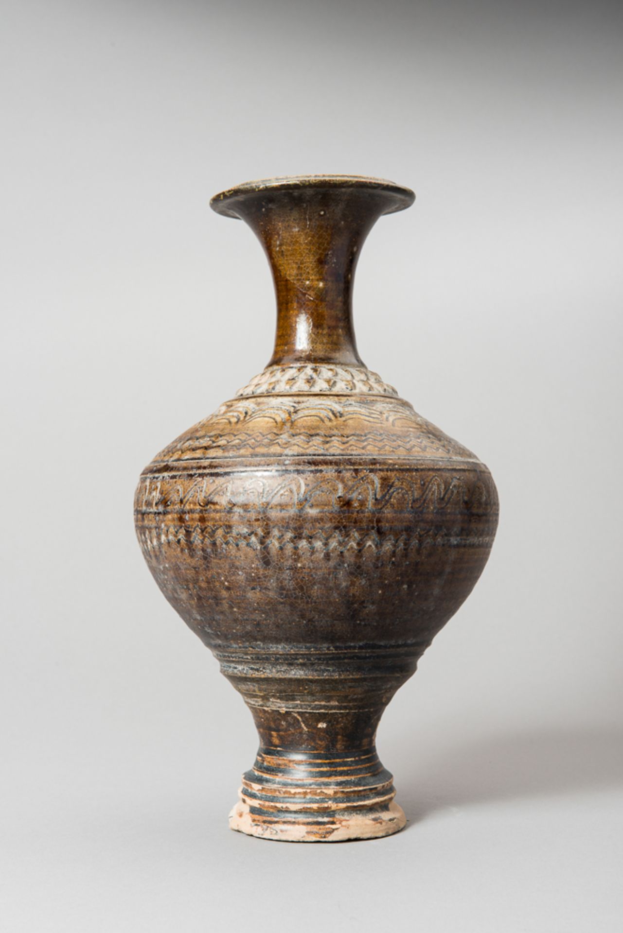 BALUSTERFÖRMIGE VASE 
Glasierte Keramik. Khmer, 11. bis 12. Jh.Sehr formschönes, seltenes Exemplar - Image 3 of 4