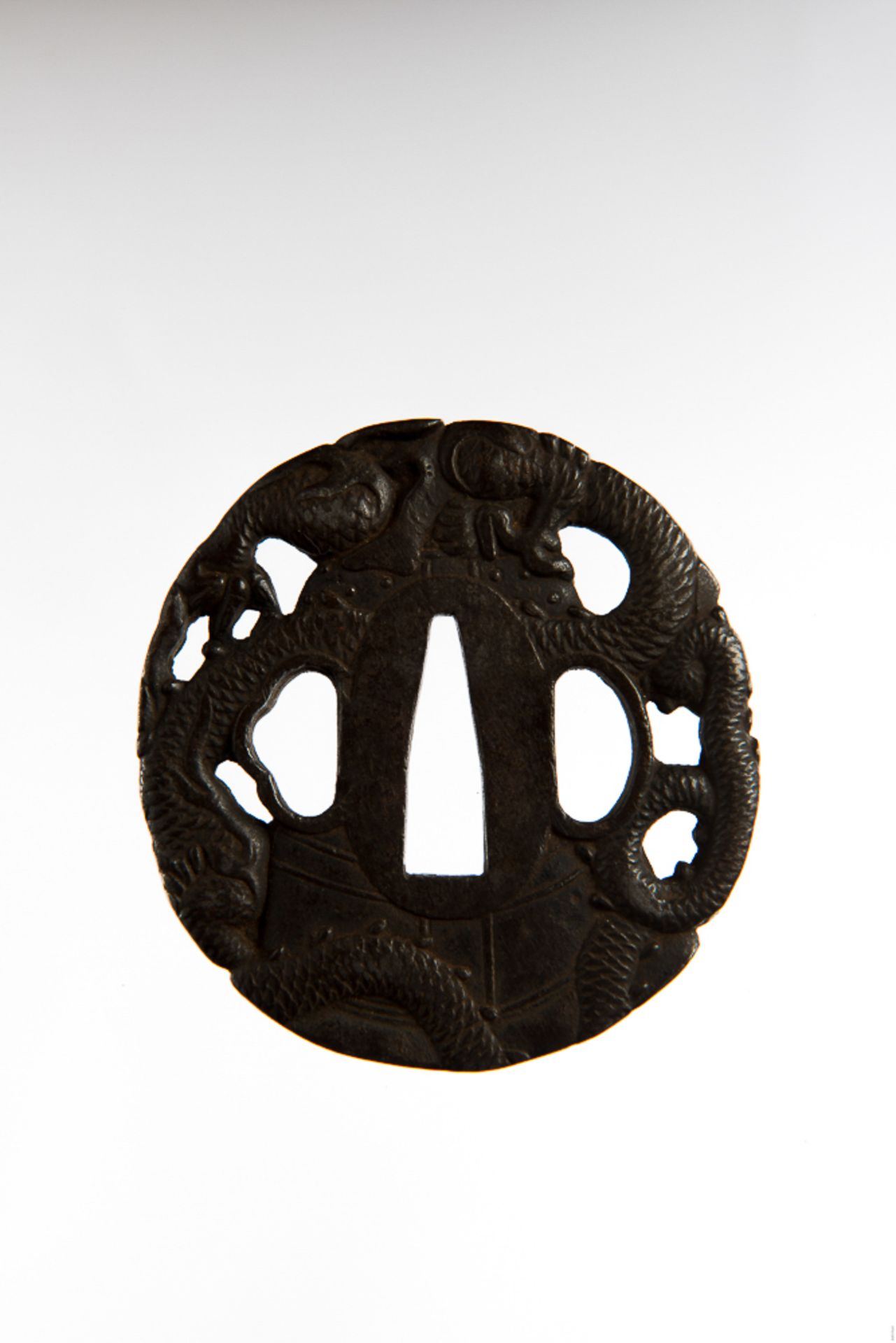 TSUBA MIT DRACHEN
Eisen. Japan, sp. 18. bis 19. Jh.Ovalrunde Form, beide Hitsu offen, zum Teil ist - Image 2 of 3