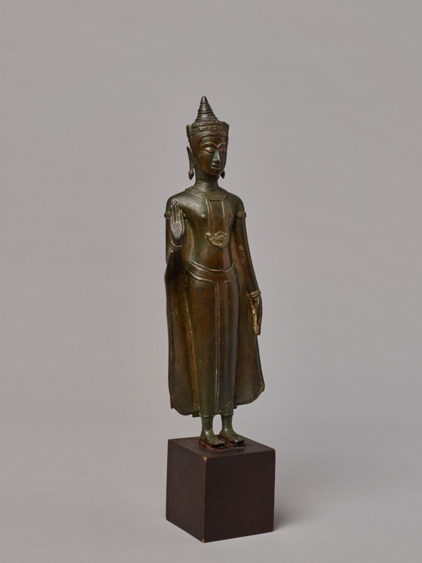 STEHENDER GEKRÖNTER BUDDHA
Gelbe Bronze. Thailand, Königreich Ayutthya, ca. 17. Jh.Eine fein - Image 3 of 5