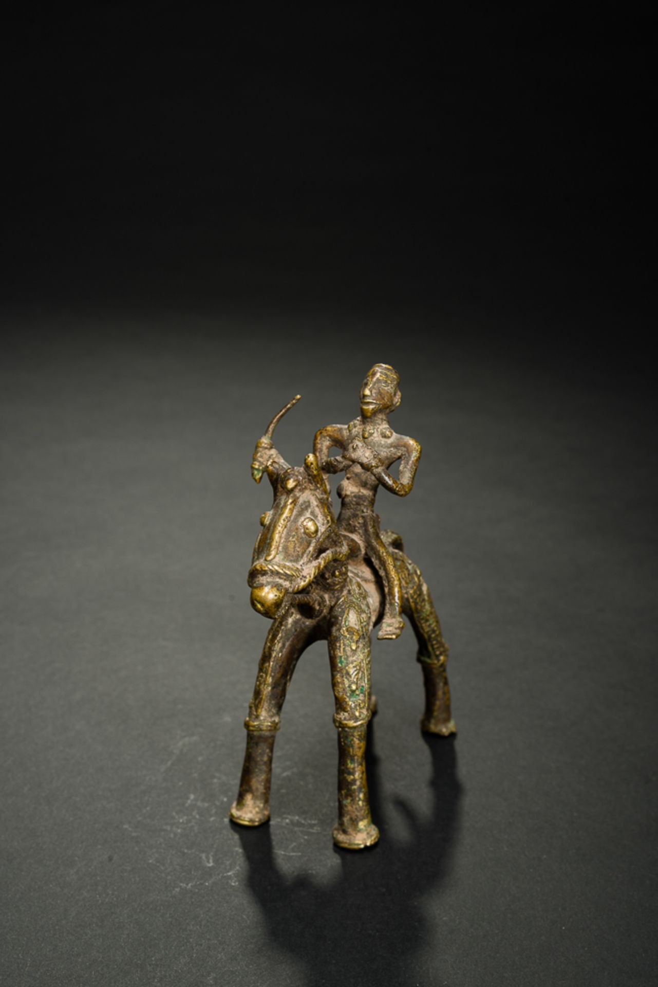 BEWAFFNETER REITER
Bronze. Indien, Bastar, 19th - 20th cent.Diese Schutz- oder Wächtergottheit ist - Image 3 of 10