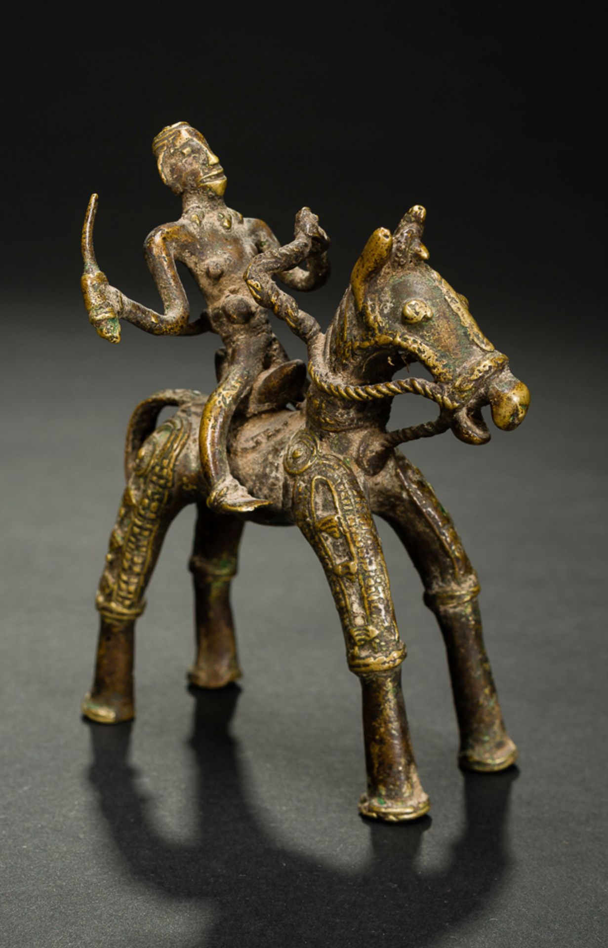 BEWAFFNETER REITER
Bronze. Indien, Bastar, 19th - 20th cent.Diese Schutz- oder Wächtergottheit ist