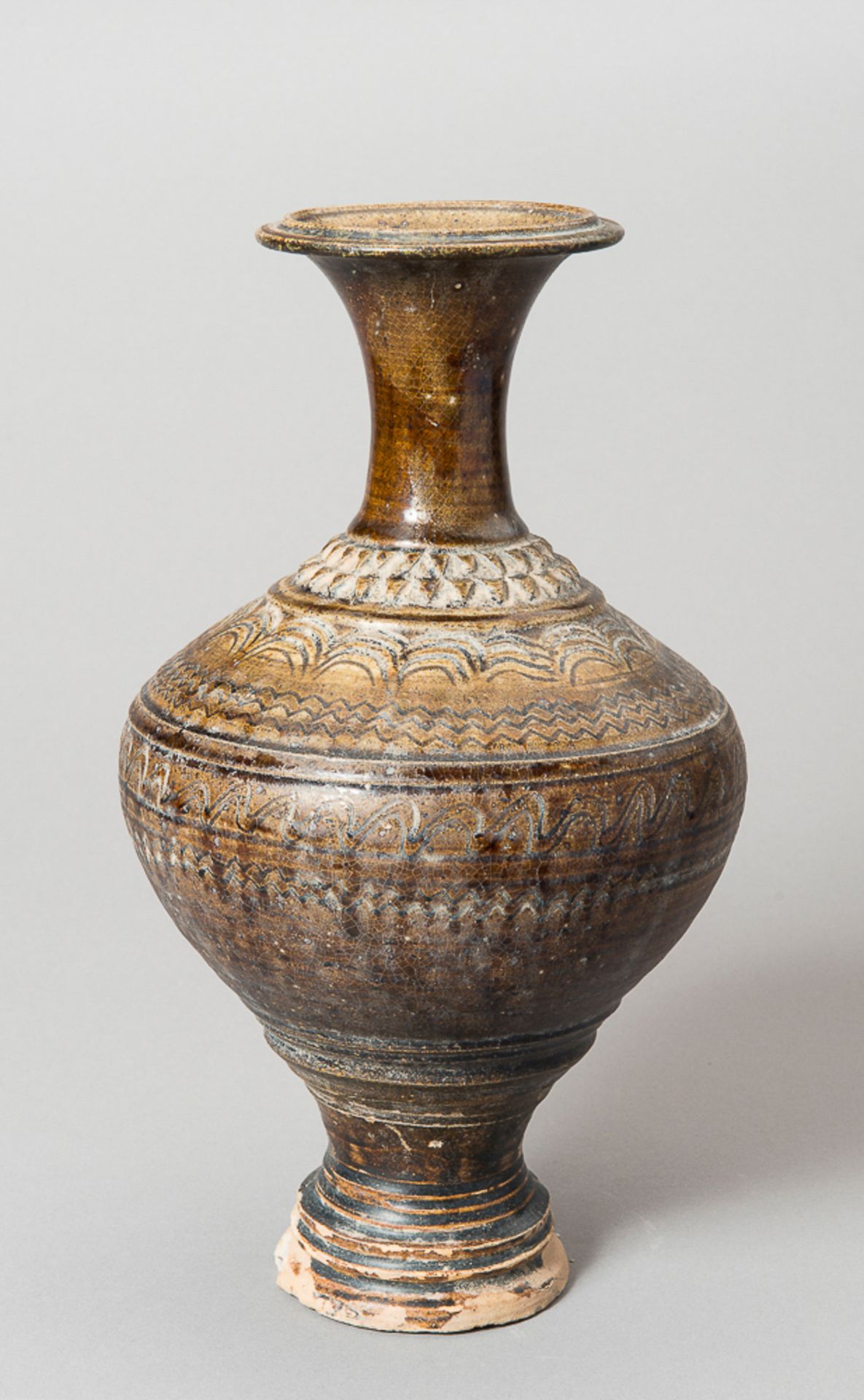 BALUSTERFÖRMIGE VASE 
Glasierte Keramik. Khmer, 11. bis 12. Jh.Sehr formschönes, seltenes Exemplar