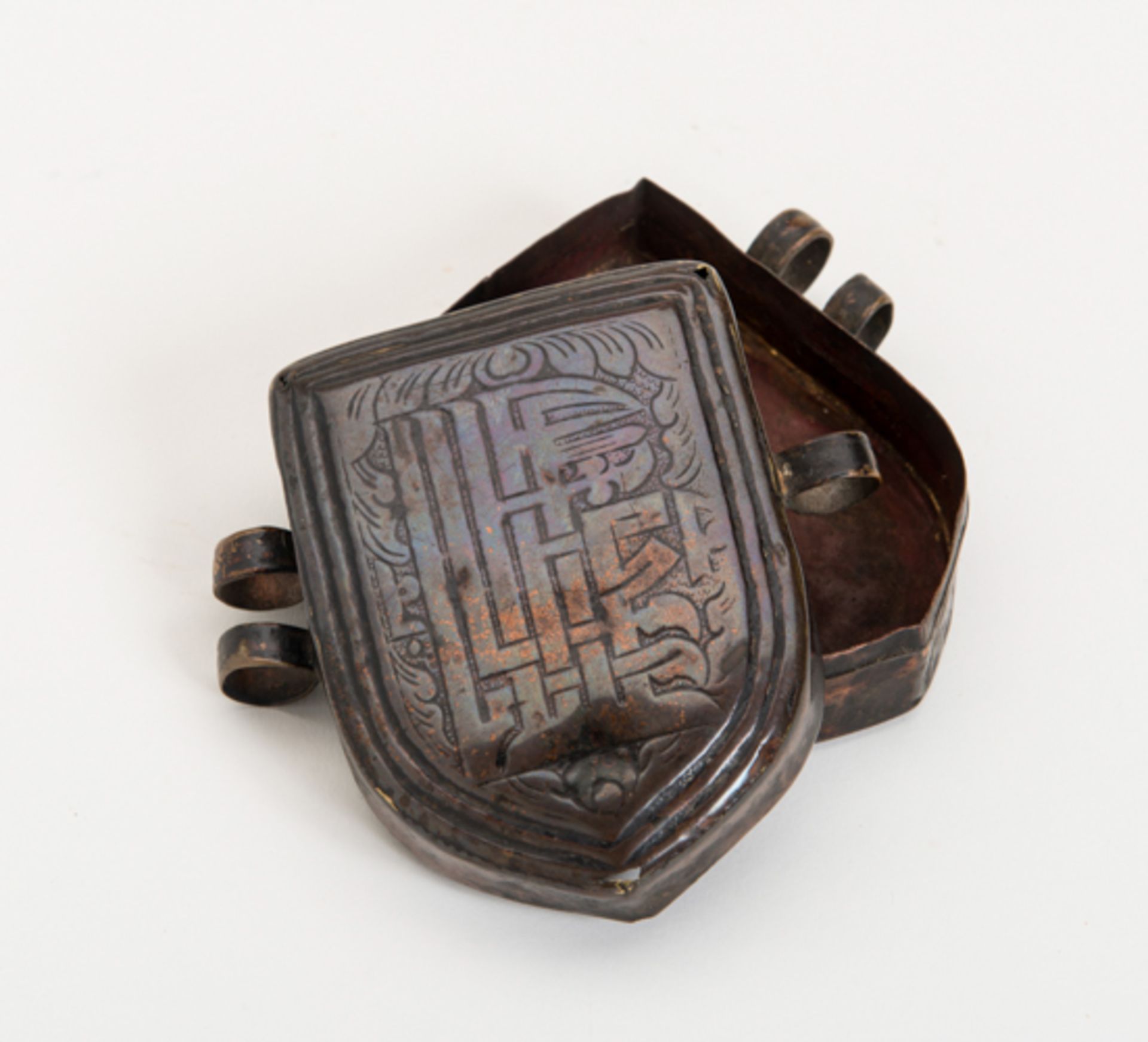 REISEGAU
Kupferbronze. Tibet, 19. Jh.Ein Amulett-Behälter Gau, der auf Reisen mitgenommen wurde - Image 4 of 4