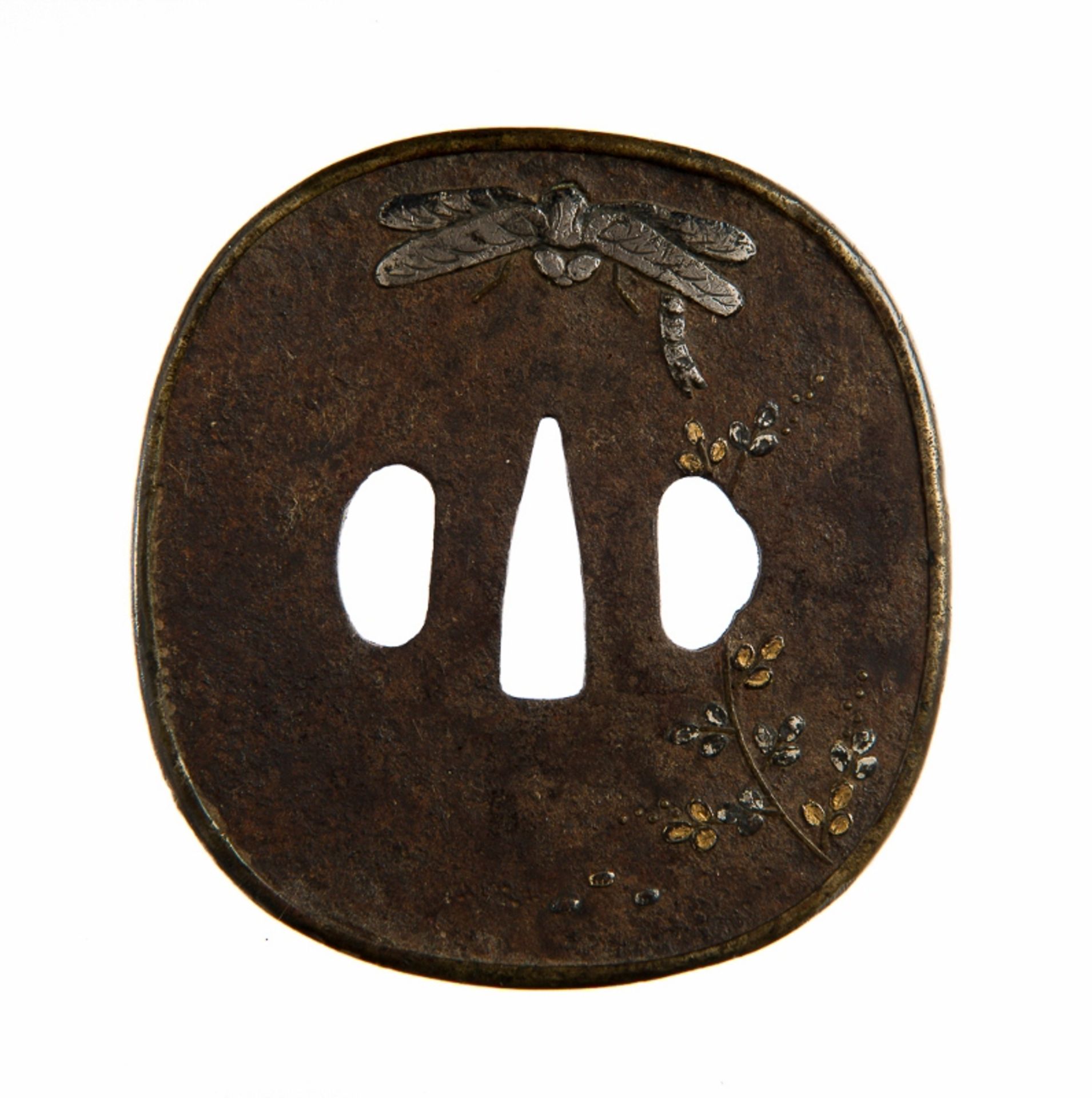 TSUBA MIT LIBELLE
Eisen und Iroezogan. Japan, 19. Jh.Runde Form mit erhabenem Rand, beide Hitsu