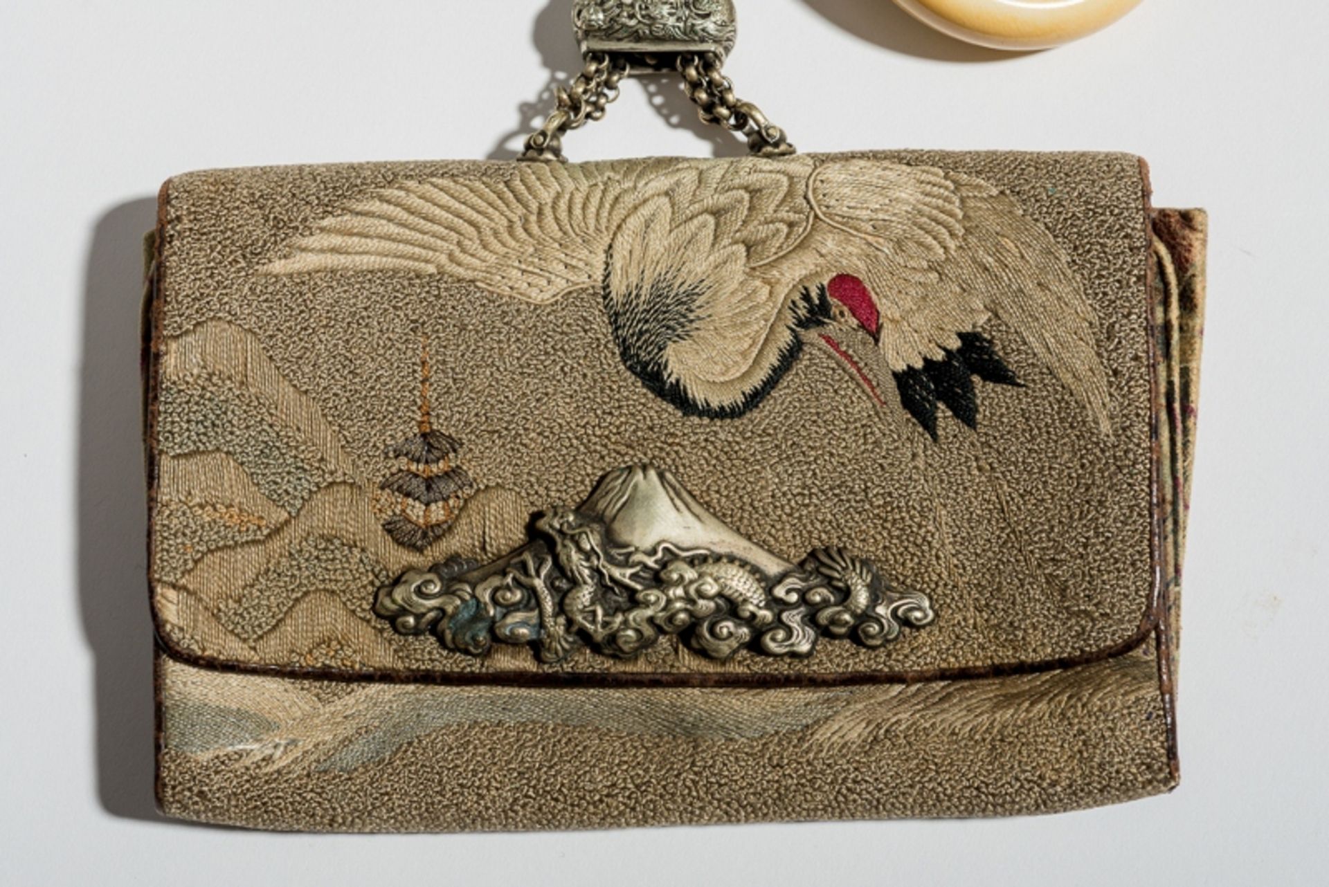 GELDTASCHE KINCHAKU UND DRACHEN-NETSUKE
Elfenbein, Silber und Seidenbrokat. Japan, 19. Jh.Ein - Image 3 of 8