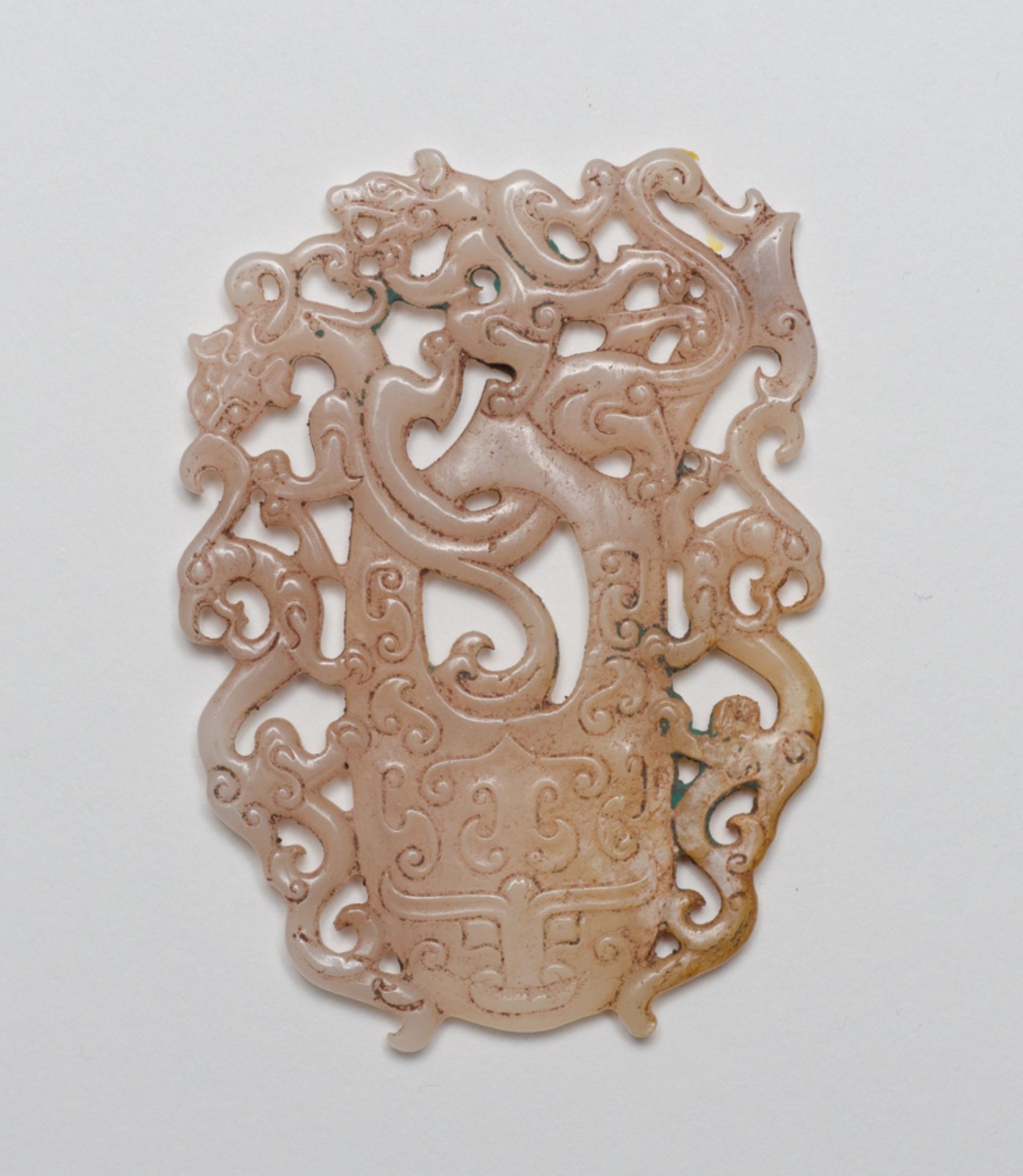 SCHMUCKANHÄNGER MIT DRACHE, TIGER UND PHÖNIX
Jade. China, Qing-Dynastie (1644- 1912), ca. 19. Jh.