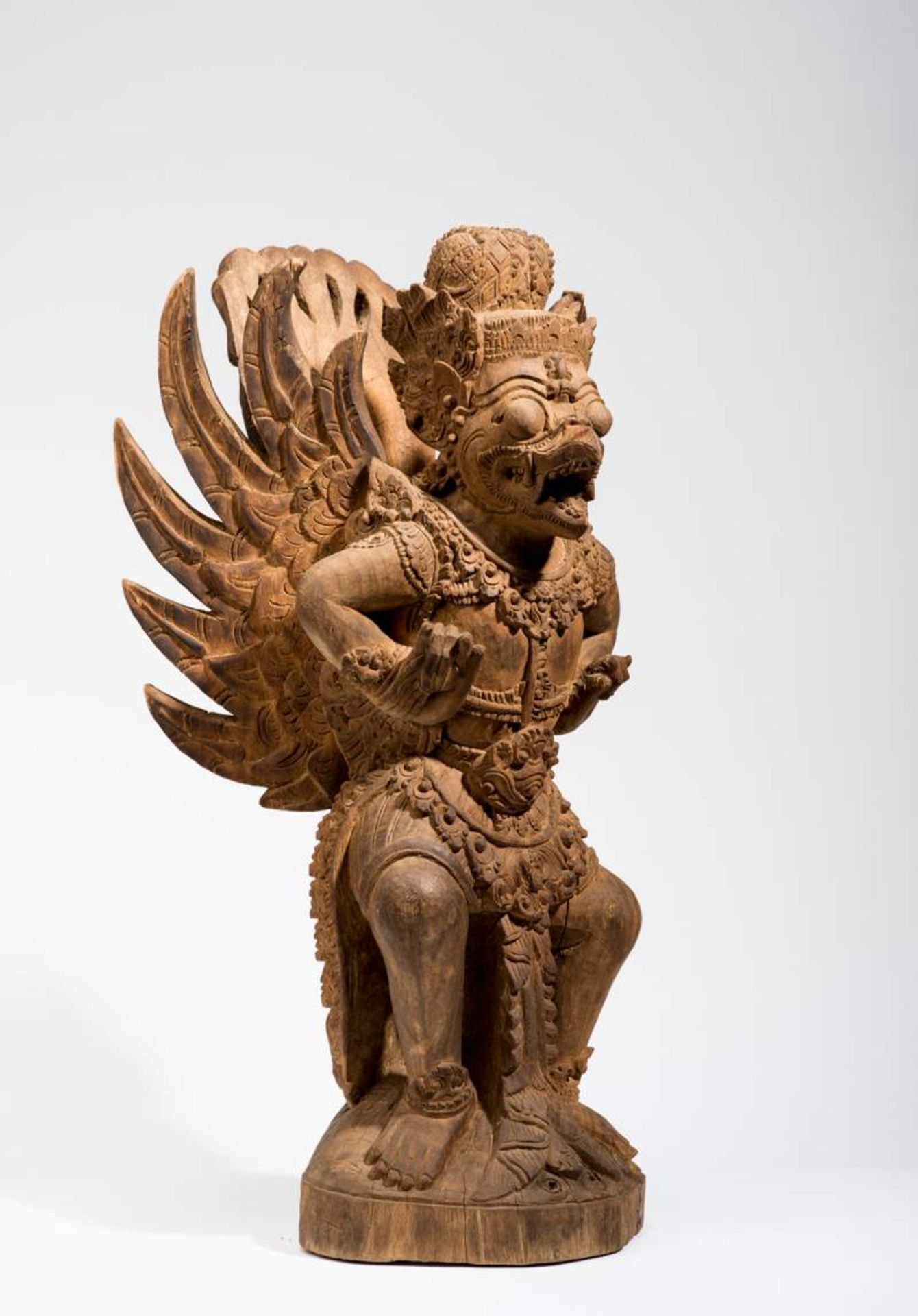 DER FABELVOGEL GARUDA
Holz. Indonesien, 1. Hälfte 20. Jh.Skulptural von phantastischer Wirkung und - Image 2 of 7