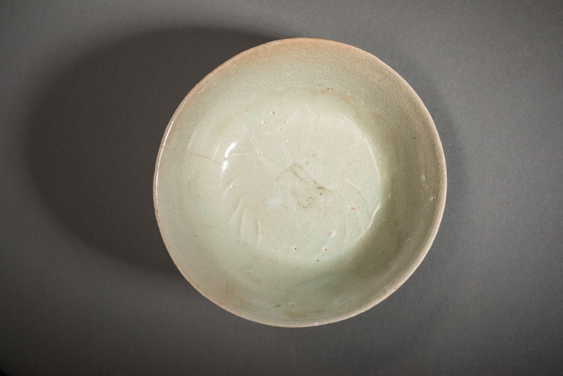 VIER UNTERSCHIEDLICHE SCHALEN
Proto-Porzellan. China, Song Dynastie bis möglicherweise Ming (ab - Image 4 of 13