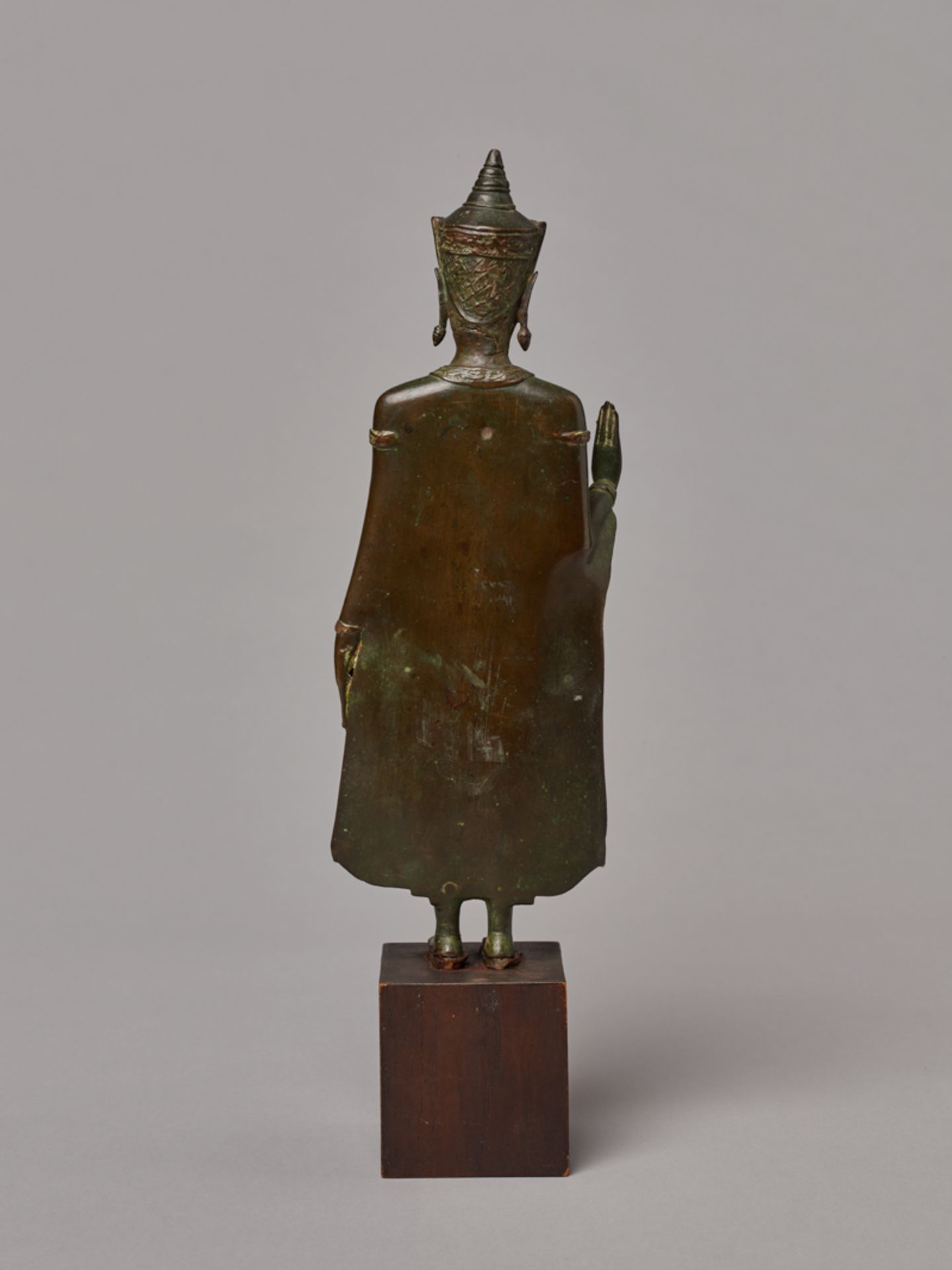 STEHENDER GEKRÖNTER BUDDHA
Gelbe Bronze. Thailand, Königreich Ayutthya, ca. 17. Jh.Eine fein - Image 5 of 5