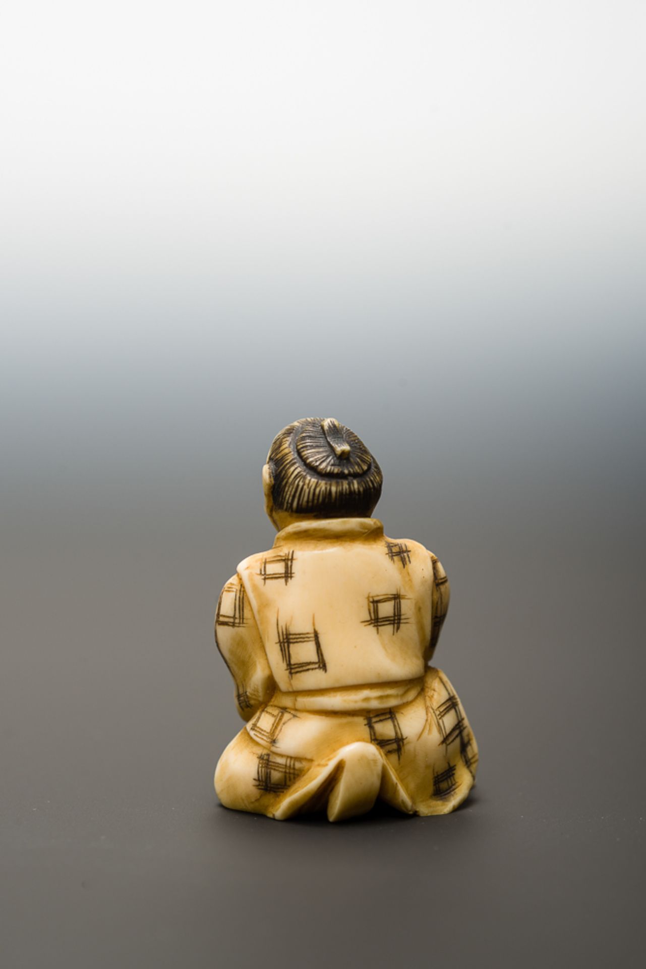 MANN MIT FRÜCHTEN
Netsuke-Okimono, Elfenbein. Japan, Meiji-ZeitHalb knieender Mann, der aus seinem - Bild 4 aus 6