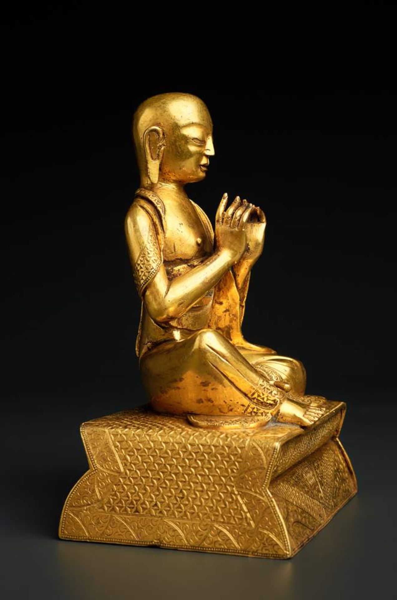 EIN ARHAT (BUDDHISTISCHER HEILIGER)
Feuervergoldete Bronze. Tibet, 18. Jh.Eine fein ausgeführte - Image 4 of 6