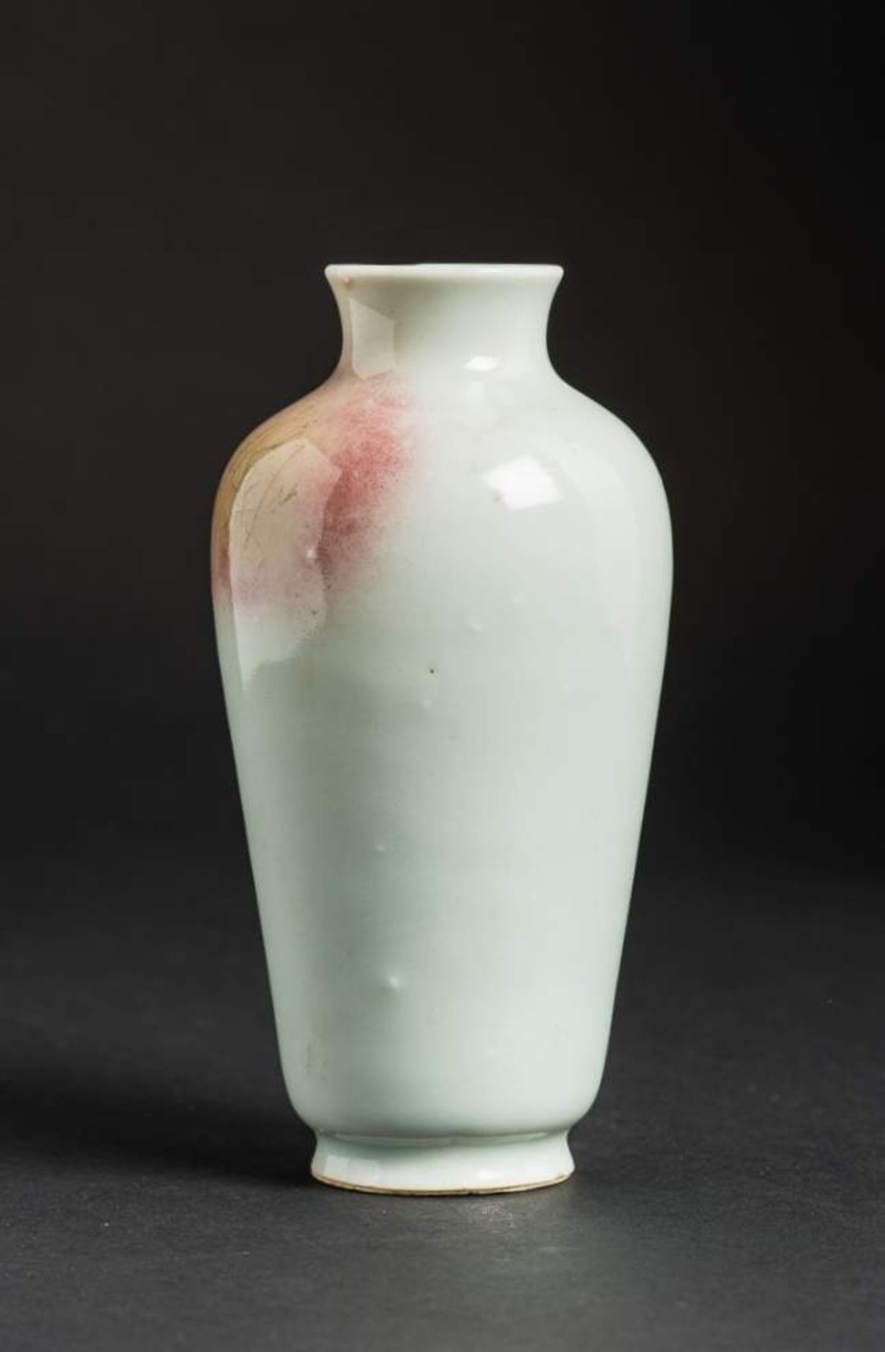 VASE
Porzellan. China, späte Qing-Dynastie, ca. 19. Jh.Feine Form mit hochgezogenen Schultern und - Image 4 of 6