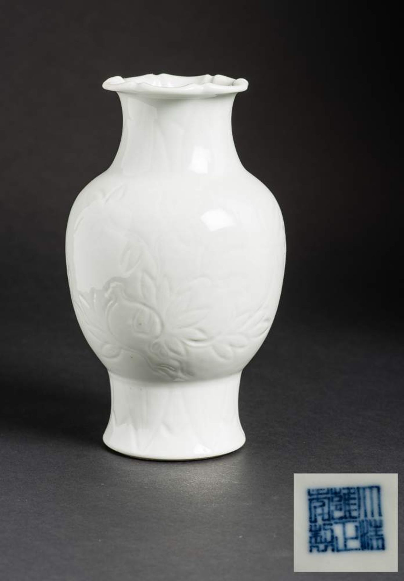 VASE MIT BLÜTENRELIEF
Blanc de Chine-Porzellan. China, späte Qing-Dynastie, ca. 19. Jh.Mit