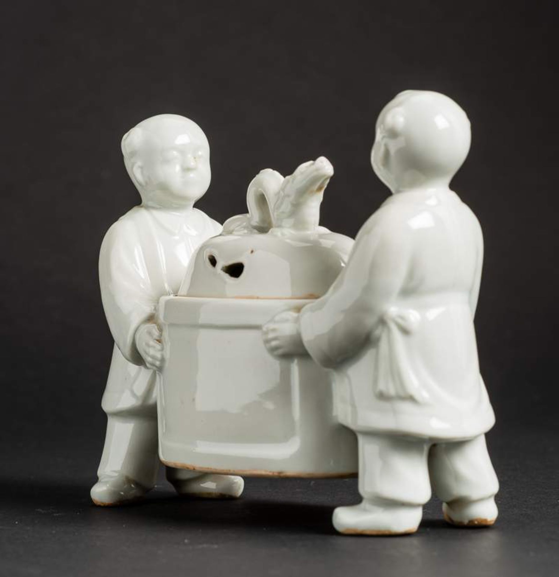ZWEI KNABEN MIT GEFÄSS
Blanc de Chine-Porzellan. China, Qing-Dynastie (1644 – 1912)Im Zentrum ein - Image 3 of 7