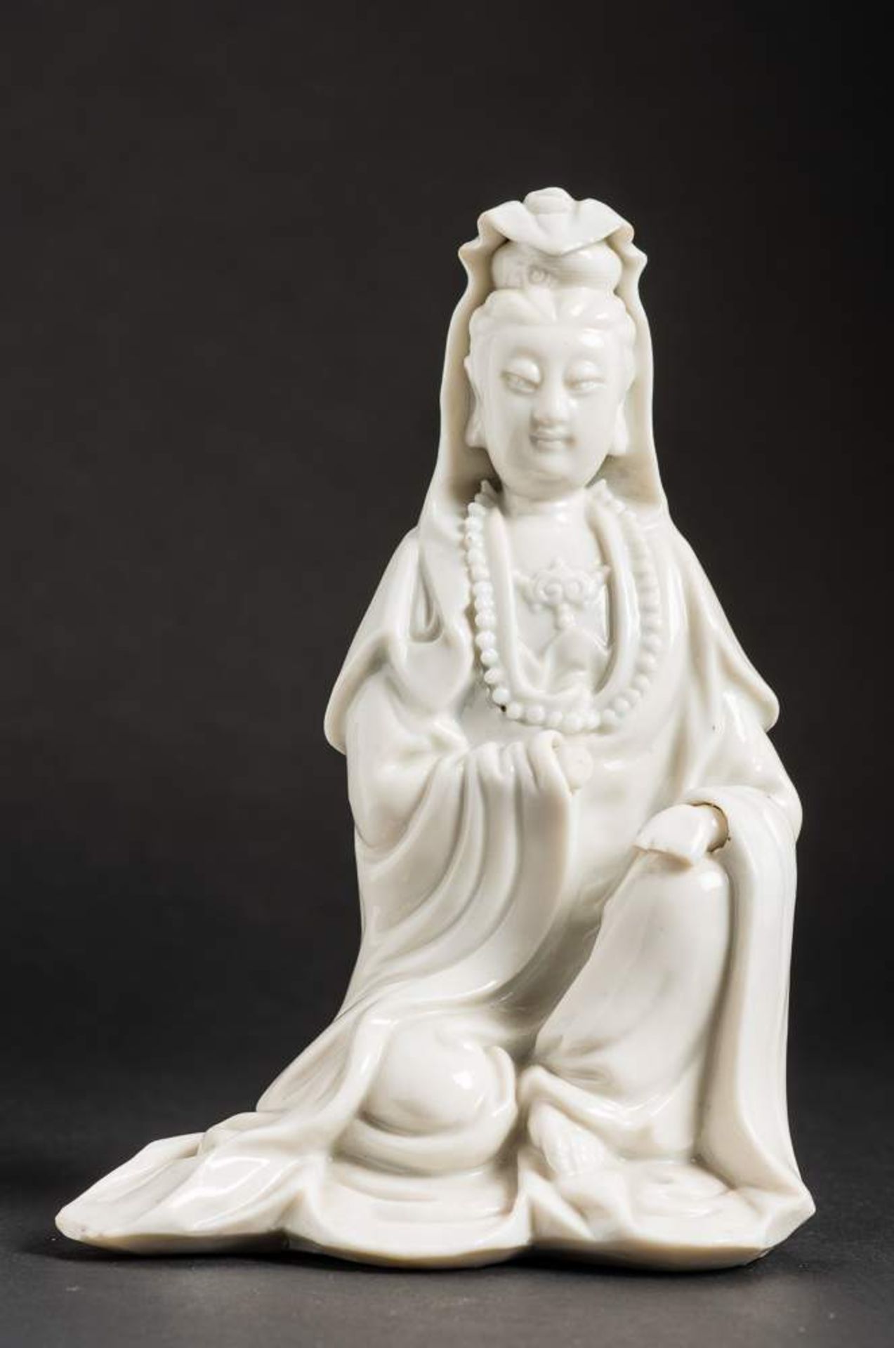 SITZENDE GUANYIN
Blanc de Chine-Porzellan. China, späte Qing-Dynastie, ca. 19. Jh.Die - Image 6 of 7