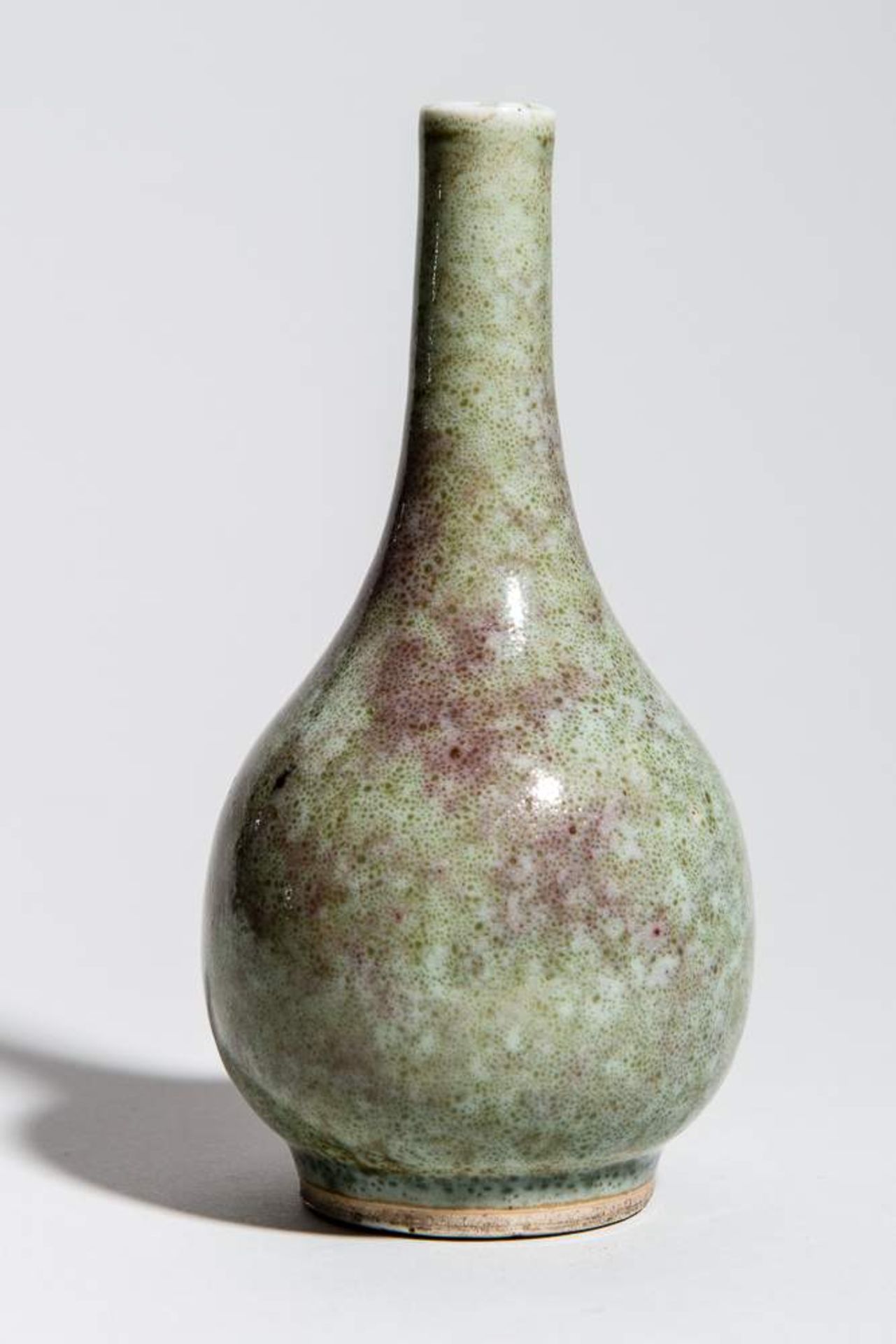 KLEINE VASE
Porzellan. China, späte Qing-Dynastie, ca. 19. Jh.Schöne grüngraue Glasur mit - Image 3 of 6