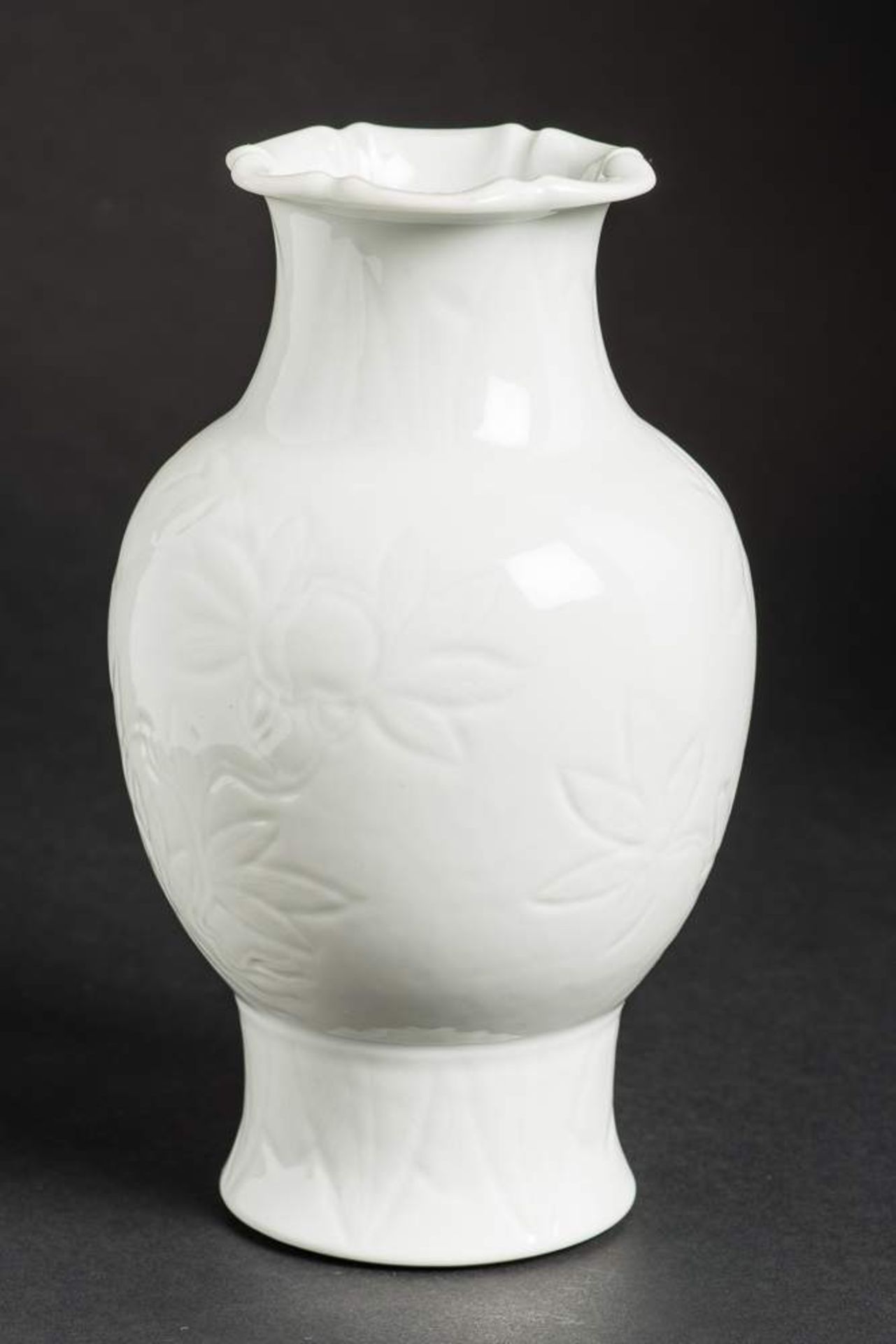 VASE MIT BLÜTENRELIEF
Blanc de Chine-Porzellan. China, späte Qing-Dynastie, ca. 19. Jh.Mit - Image 2 of 7