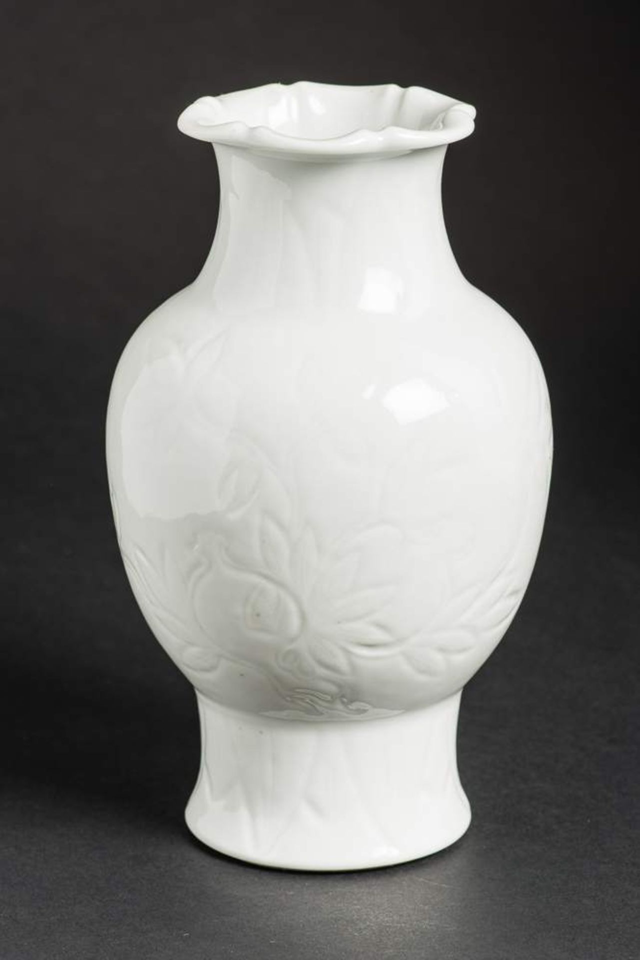 VASE MIT BLÜTENRELIEF
Blanc de Chine-Porzellan. China, späte Qing-Dynastie, ca. 19. Jh.Mit - Image 3 of 7