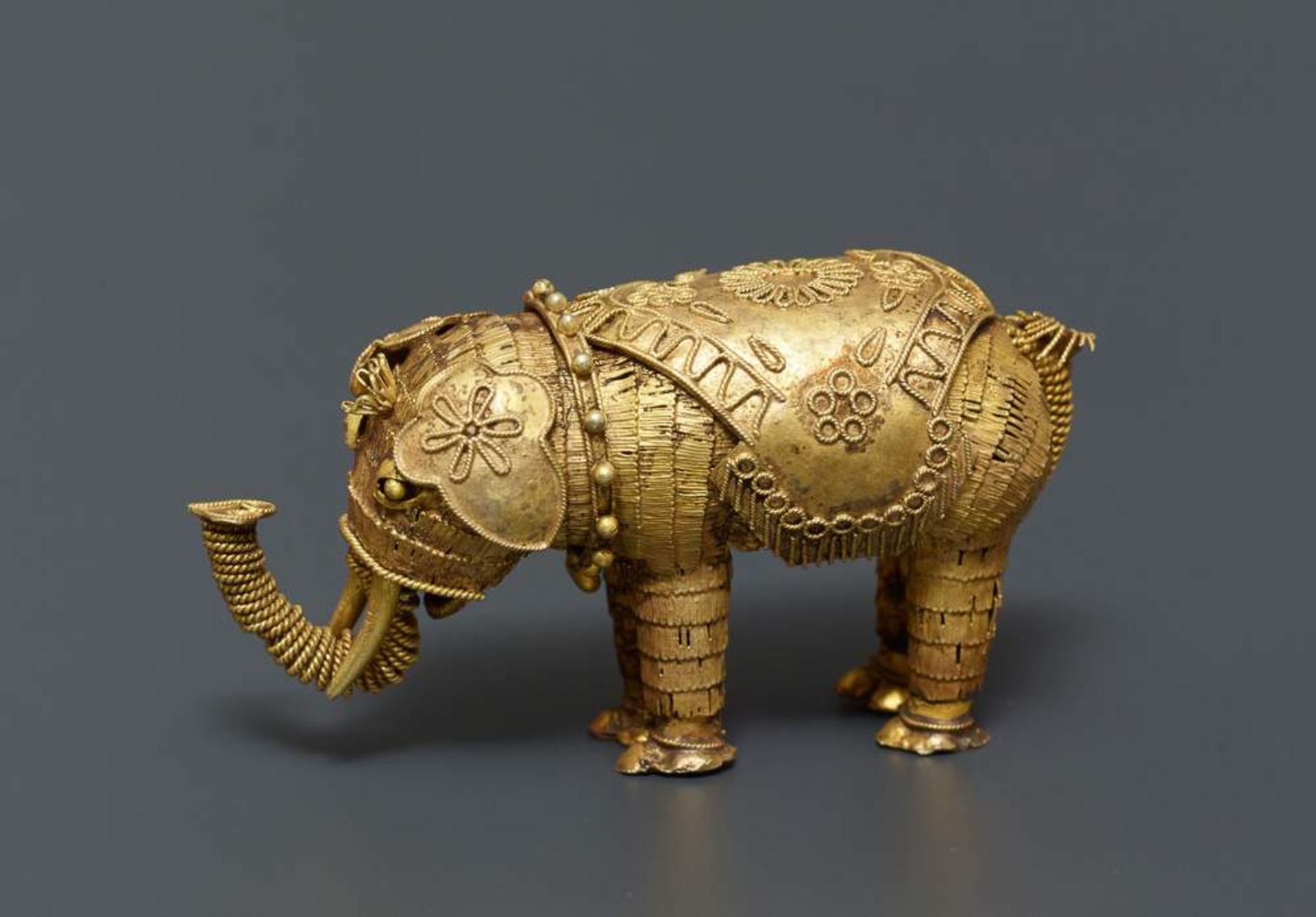 ELEFANT
Gold. China, vermutlich Tang- bis Liao-Dynastie (bis 12. Jh.)Feinste Miniaturarbeit aus