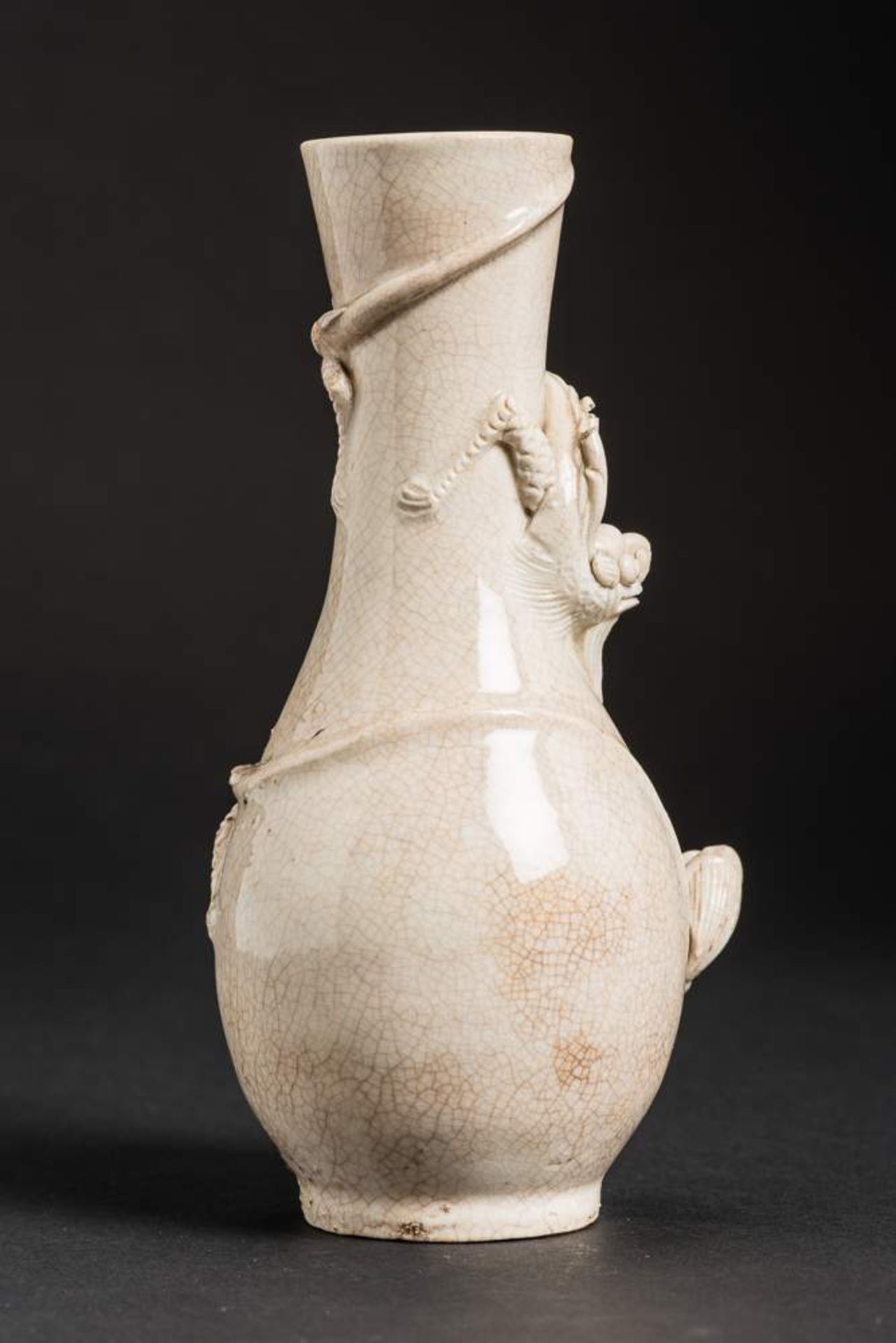 VASE MIT ZWEI DRACHEN
Biskuit Porzellan. China, späte Qing-Dynastie, ca. 19. Jh.Kleine Vase mit - Bild 6 aus 8