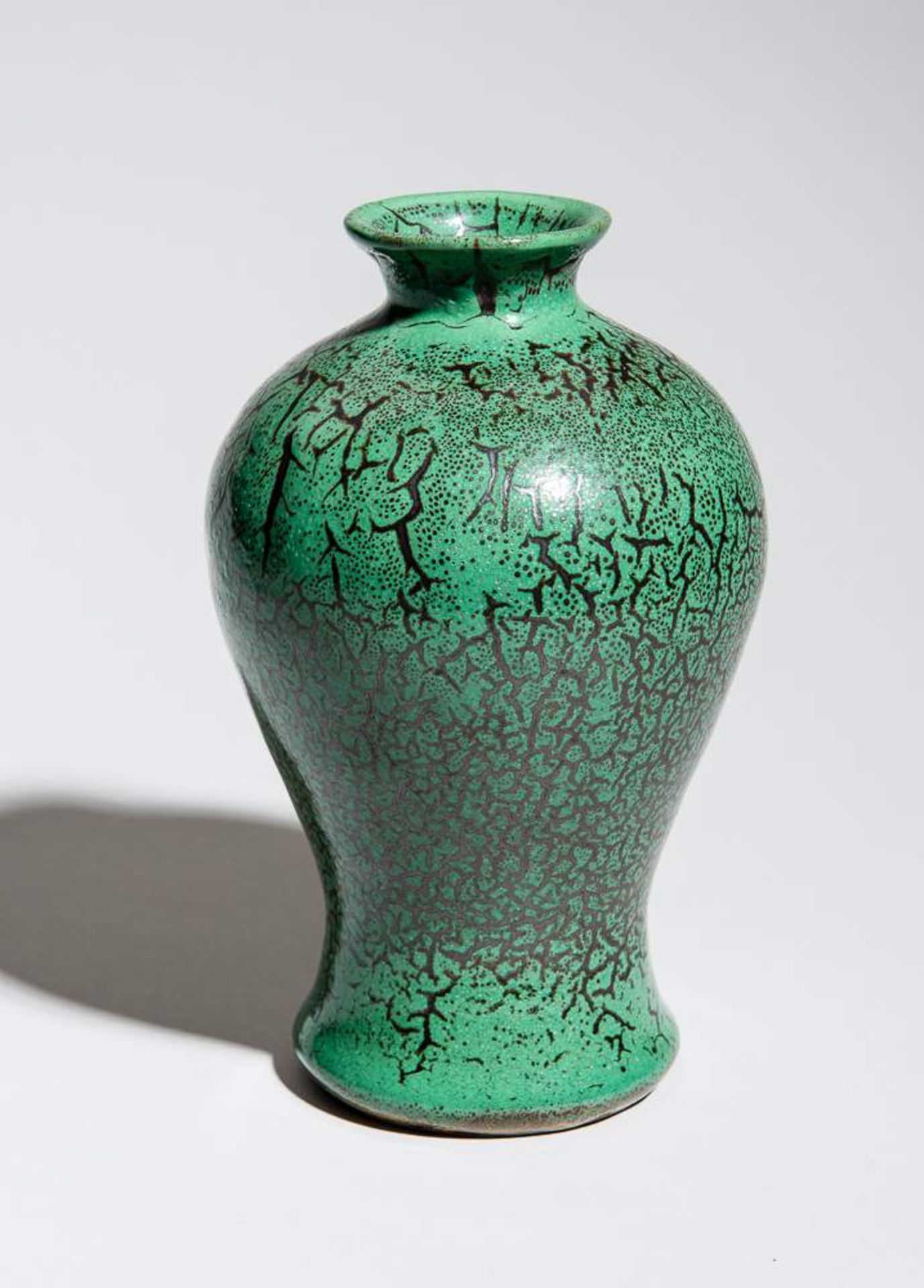 GRÜNE VASE MIT ASTWERK-DEKOR
Glasierte Keramik. China, Qing-Dynastie bis RepublikSeltenes kleines - Image 3 of 7