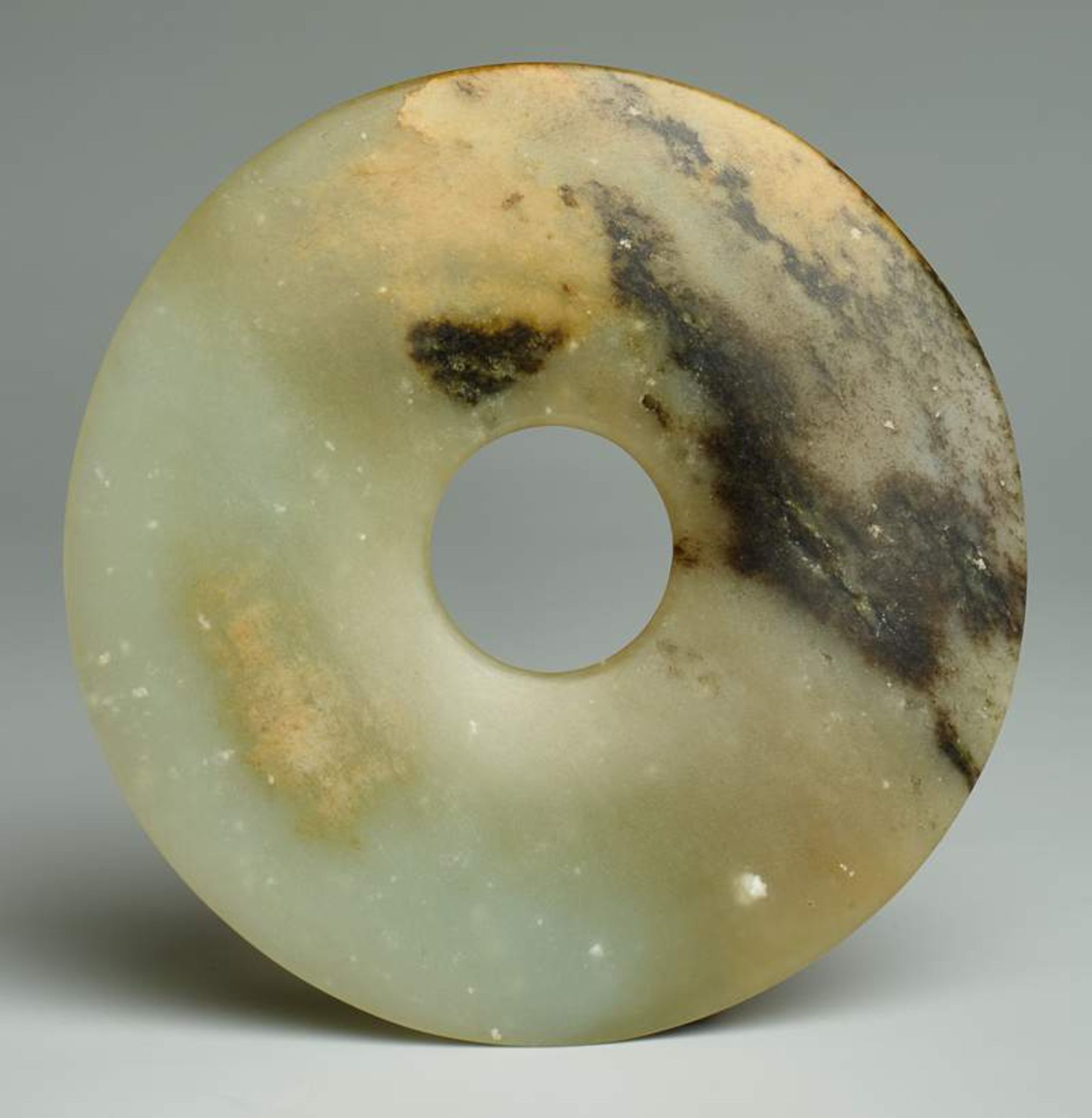 RITUELLE BI-SCHEIBE
Jade. China, sp. neolithische Zeit, ca. 2200 bis 1900 anteFein geschliffene