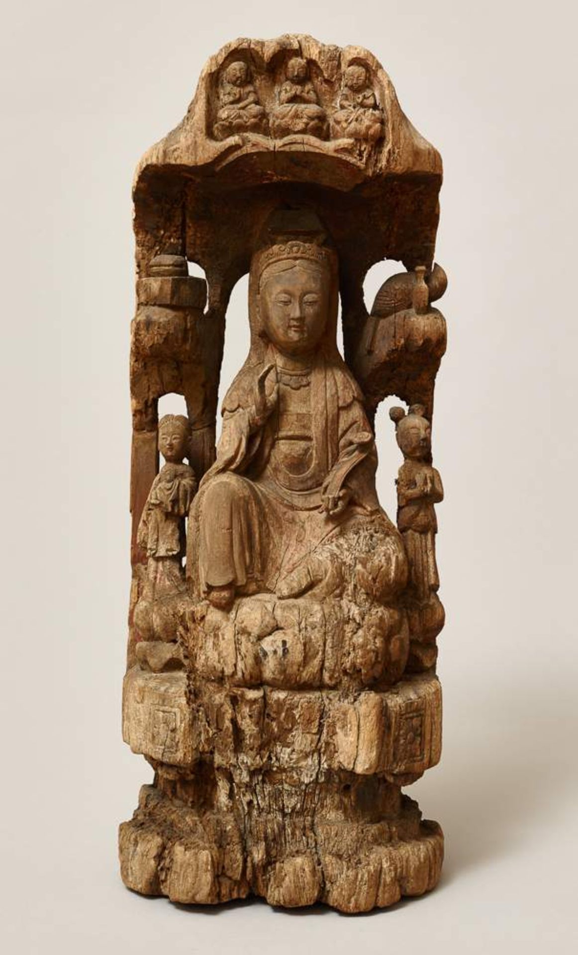 GÖTTIN GUANYIN MIT BEGLEITFIGURENHolz. China, Qing-Dynastie, 17. bis 18. Jh.Altersgesehen