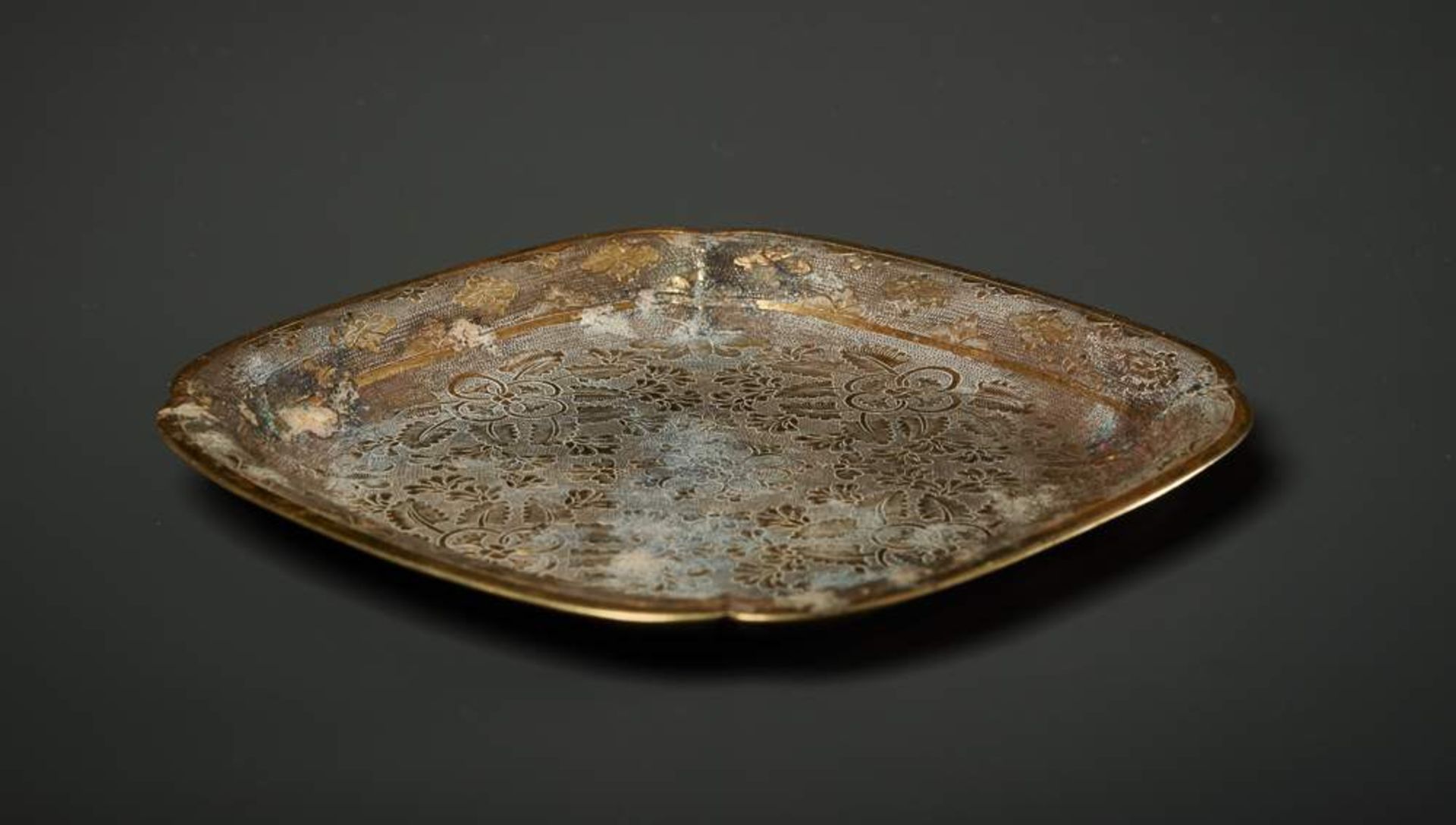 TELLER MIT BLÜTEN UND SCHMETTERLINGEN
Silber und Vergoldung. China, vermutlich Tang-Dynastie ( - Image 4 of 5