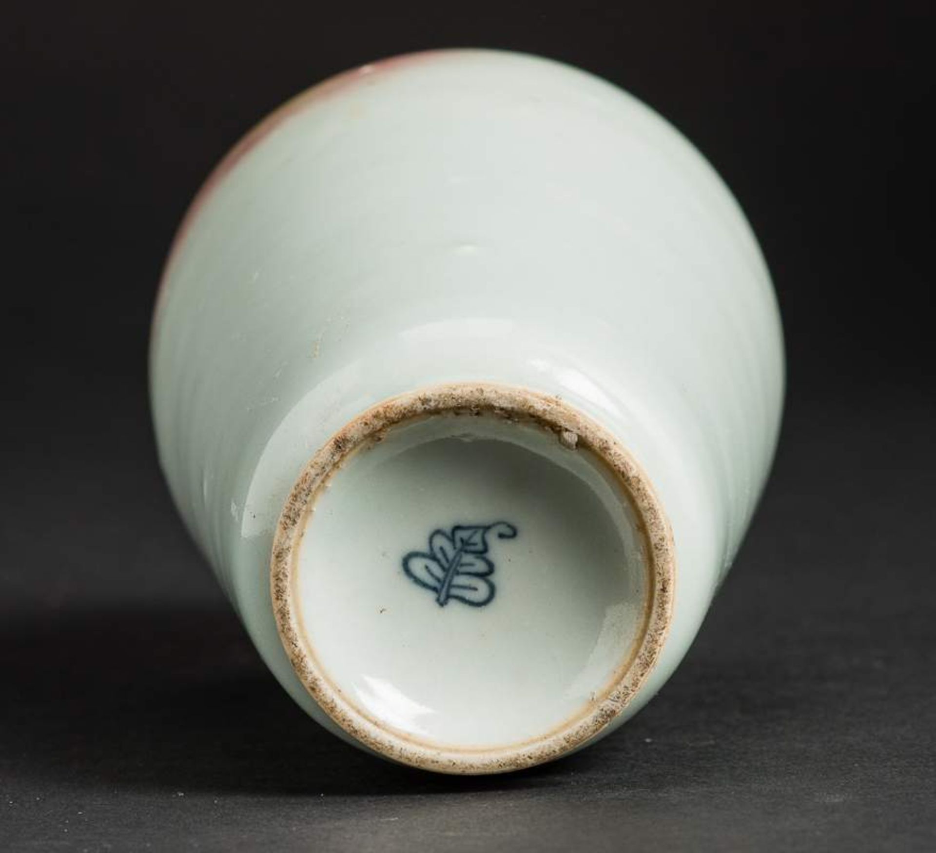 VASE
Porzellan. China, späte Qing-Dynastie, ca. 19. Jh.Feine Form mit hochgezogenen Schultern und - Image 5 of 6