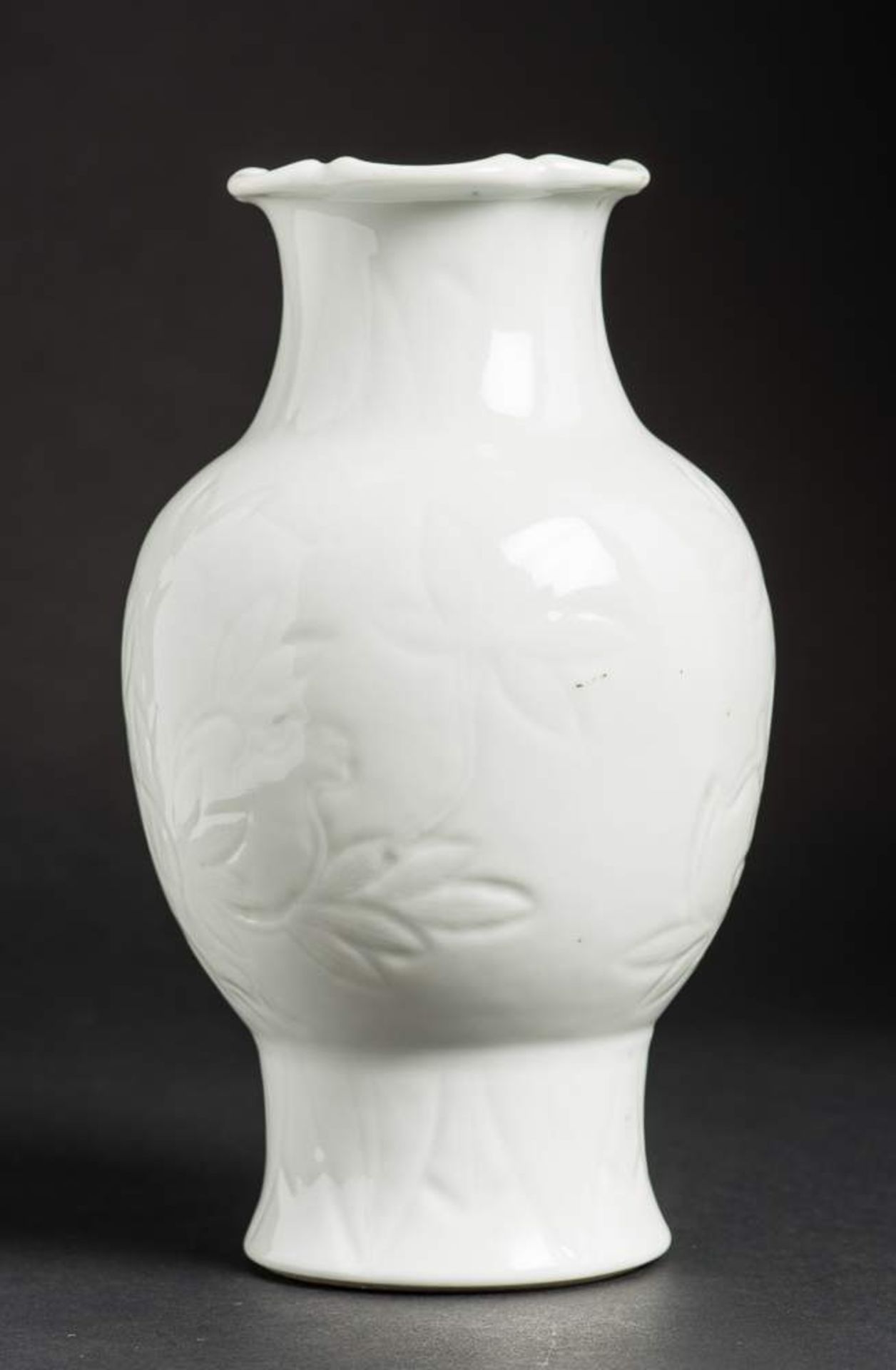 VASE MIT BLÜTENRELIEF
Blanc de Chine-Porzellan. China, späte Qing-Dynastie, ca. 19. Jh.Mit - Image 5 of 7