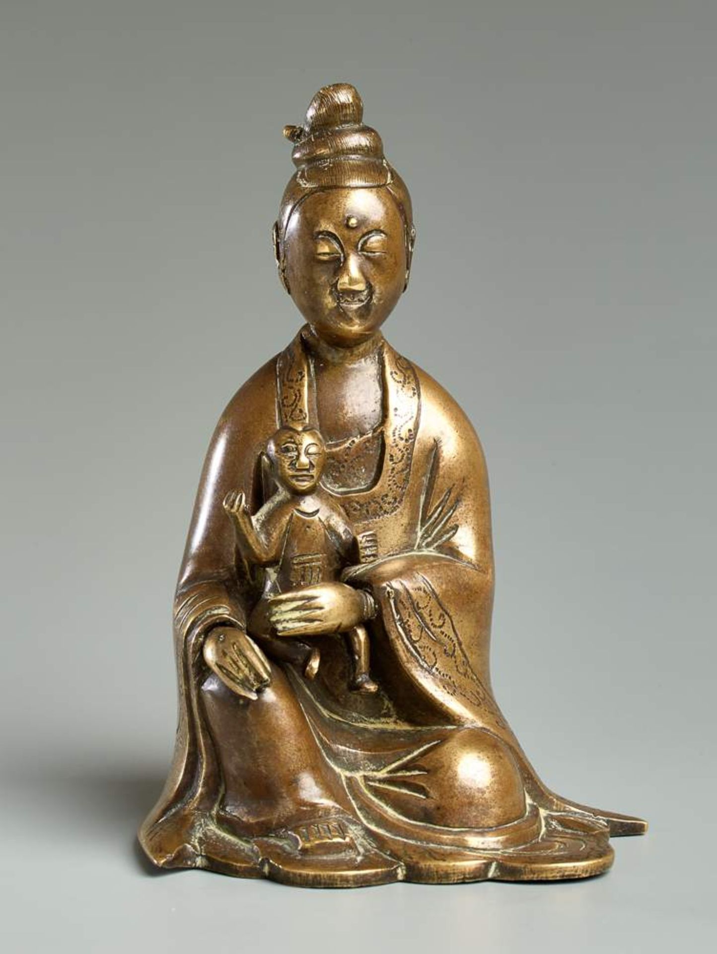 DIE GÖTTIN GUANYIN MIT KIND
Gelbe Bronze. China, 18. Jh.Sie dürfte die beliebteste „Gottheit“ Chinas - Image 2 of 6