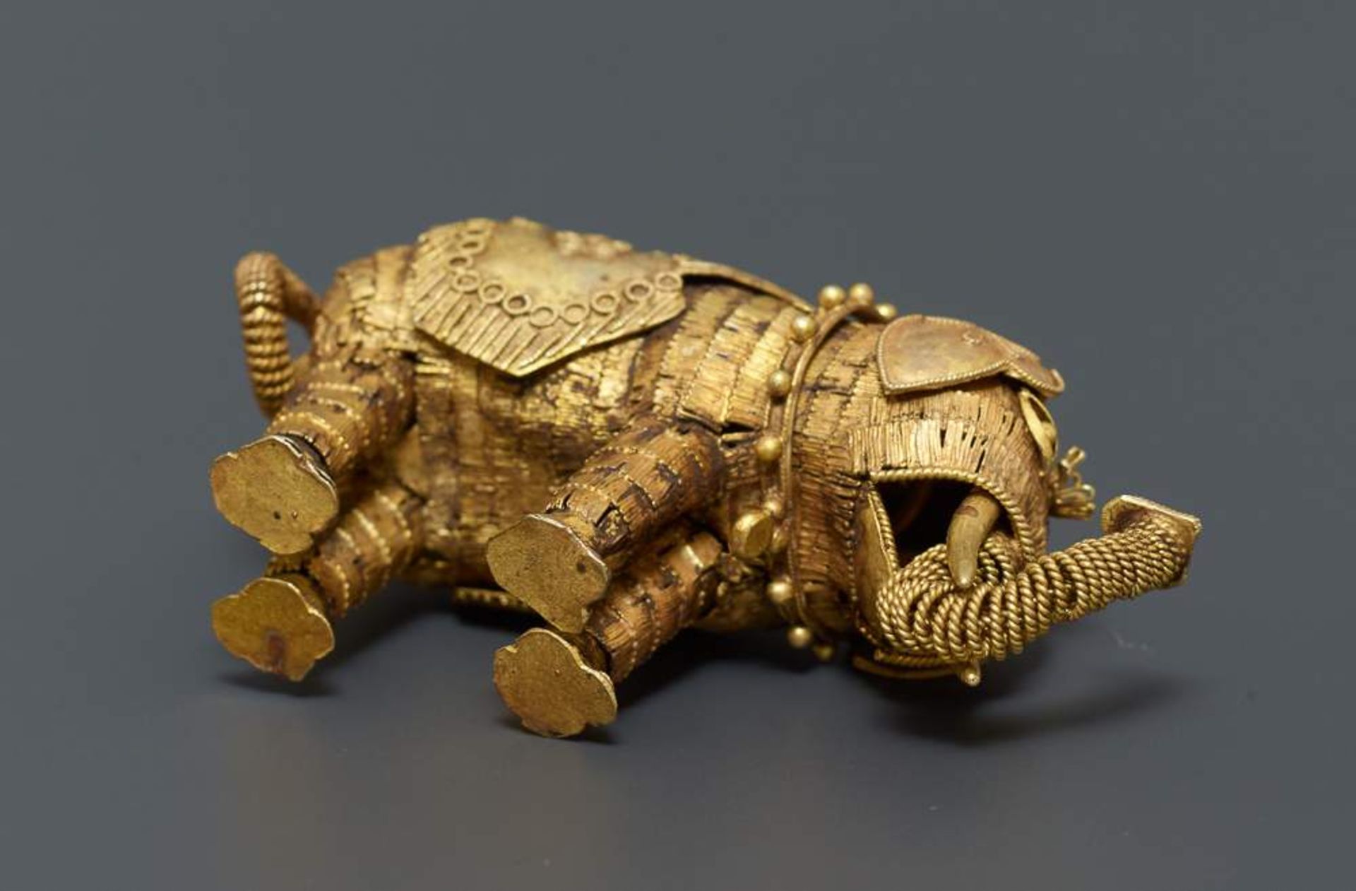 ELEFANT
Gold. China, vermutlich Tang- bis Liao-Dynastie (bis 12. Jh.)Feinste Miniaturarbeit aus - Image 5 of 5