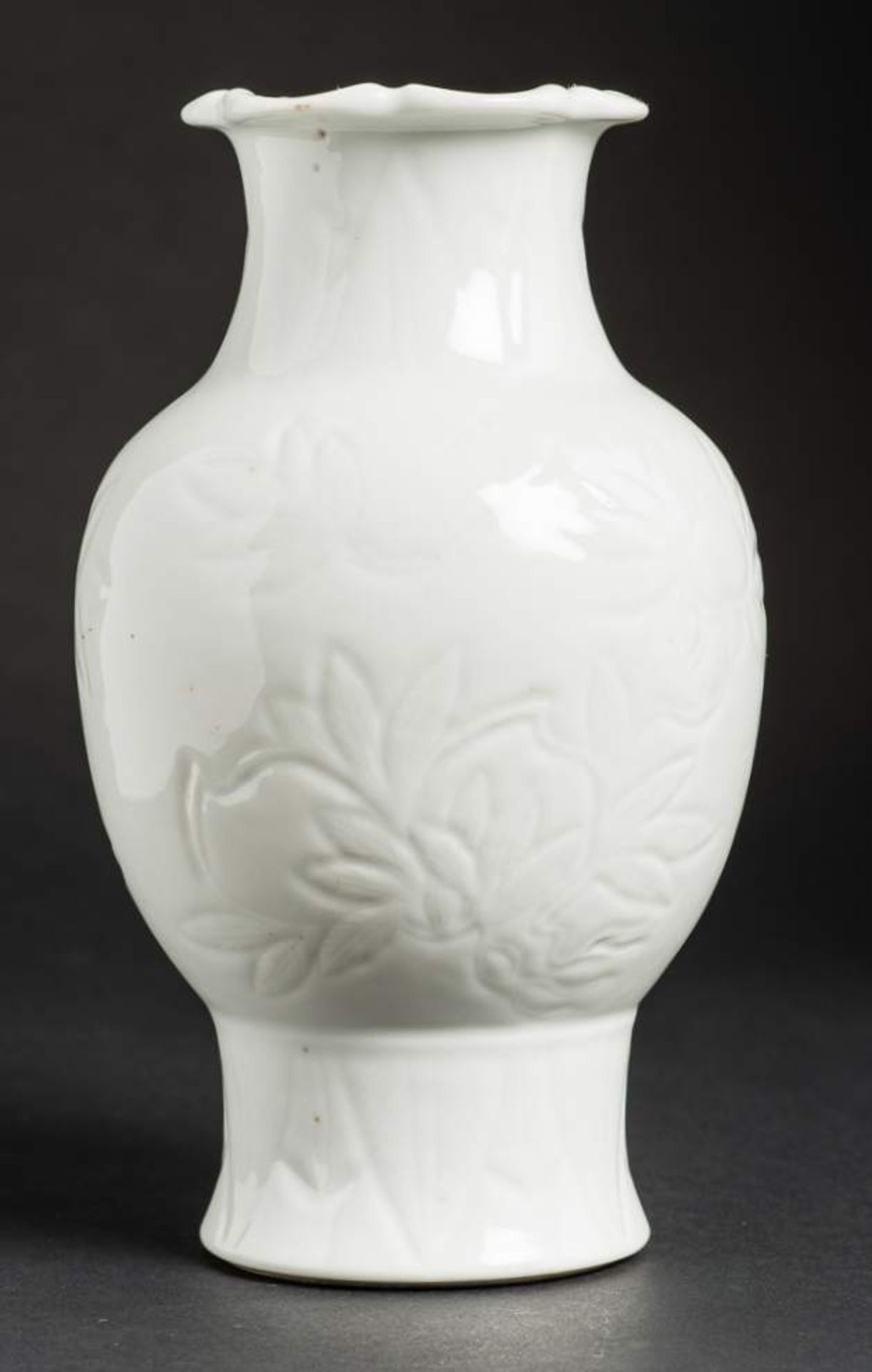 VASE MIT BLÜTENRELIEF
Blanc de Chine-Porzellan. China, späte Qing-Dynastie, ca. 19. Jh.Mit - Image 4 of 7